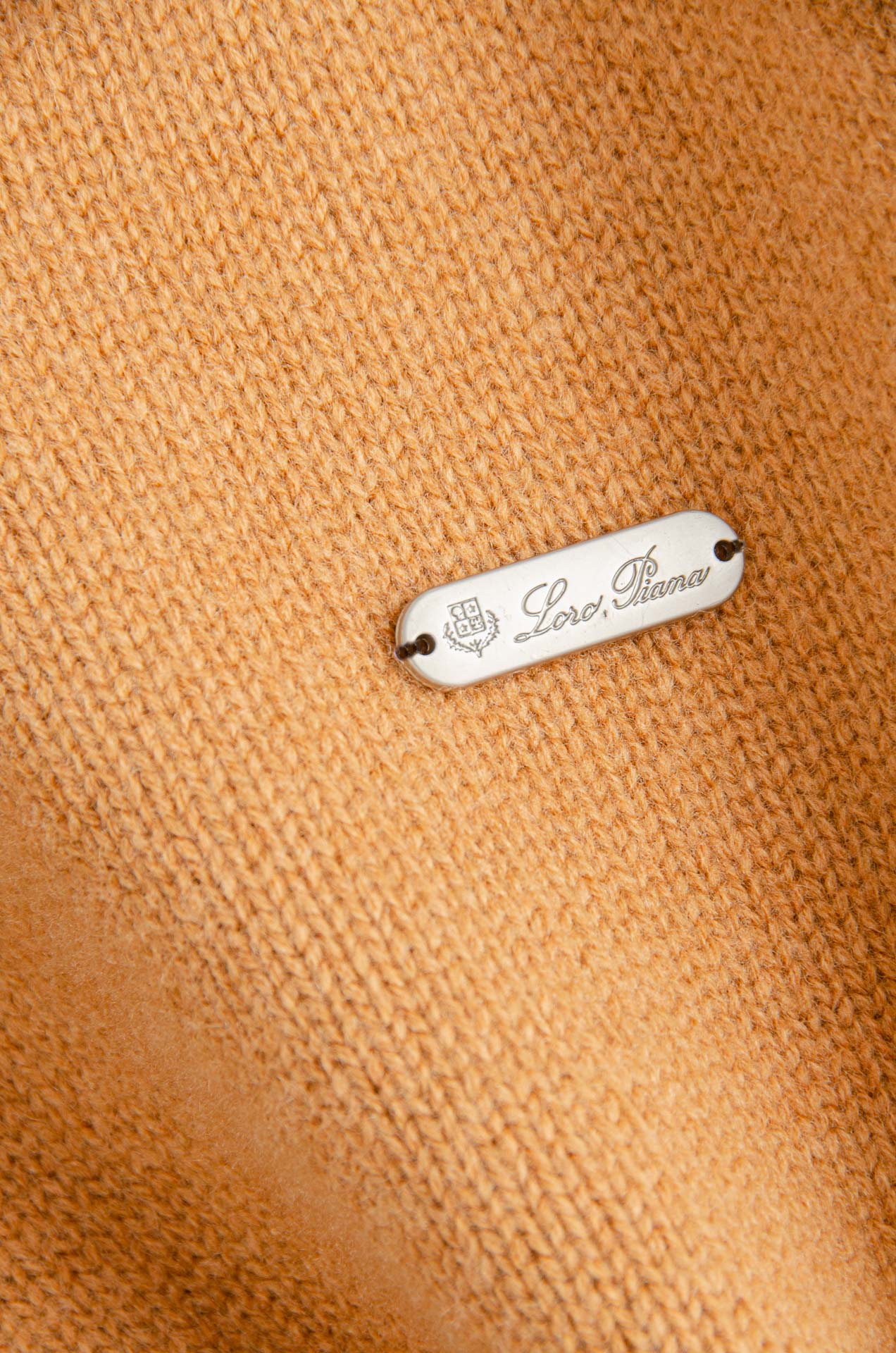 L经典简约羊毛衫#经典羊毛衣，它以其卓越的品质和精湛的工艺，成为了众多时尚爱好者的心头好。这款毛衣选用了