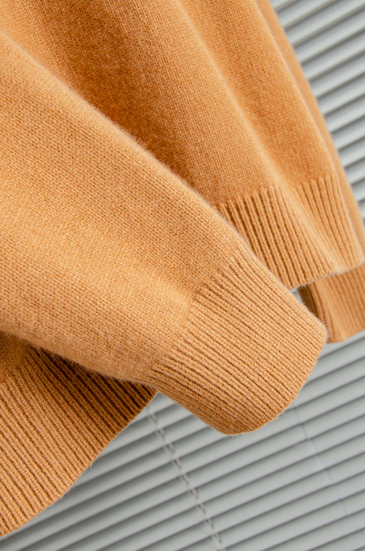 L经典简约羊毛衫#经典羊毛衣，它以其卓越的品质和精湛的工艺，成为了众多时尚爱好者的心头好。这款毛衣选用了