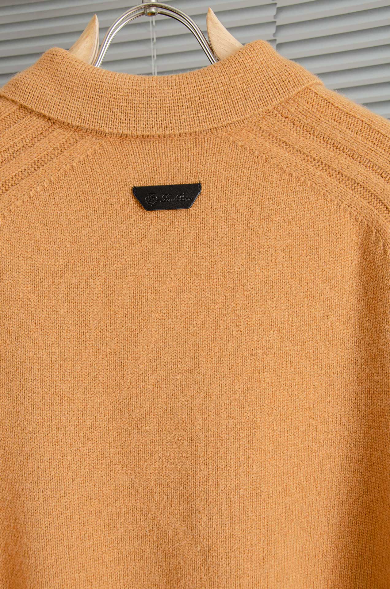 L经典简约羊毛衫#经典羊毛衣，它以其卓越的品质和精湛的工艺，成为了众多时尚爱好者的心头好。这款毛衣选用了