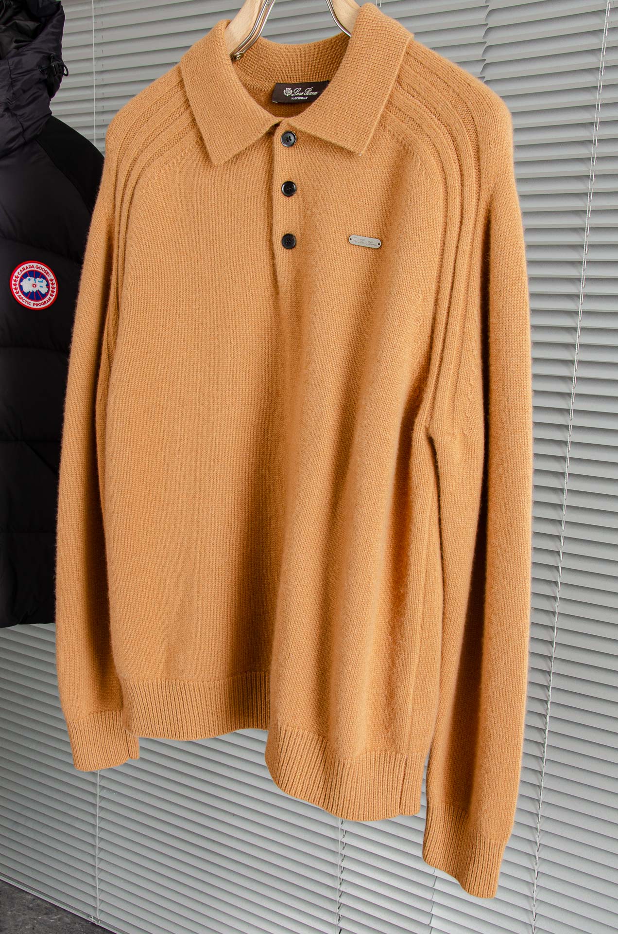 L经典简约羊毛衫#经典羊毛衣，它以其卓越的品质和精湛的工艺，成为了众多时尚爱好者的心头好。这款毛衣选用了