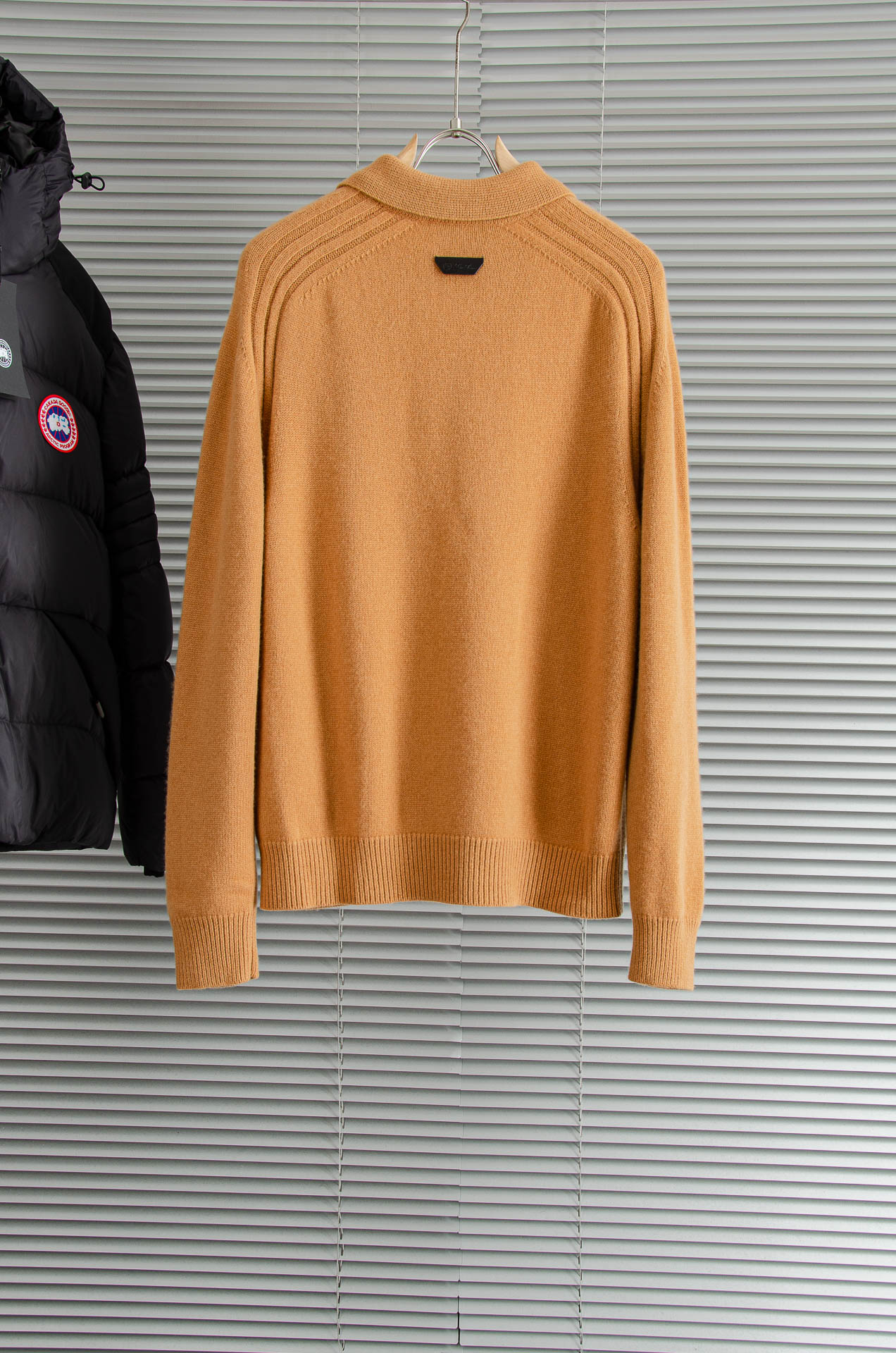 L经典简约羊毛衫#经典羊毛衣，它以其卓越的品质和精湛的工艺，成为了众多时尚爱好者的心头好。这款毛衣选用了