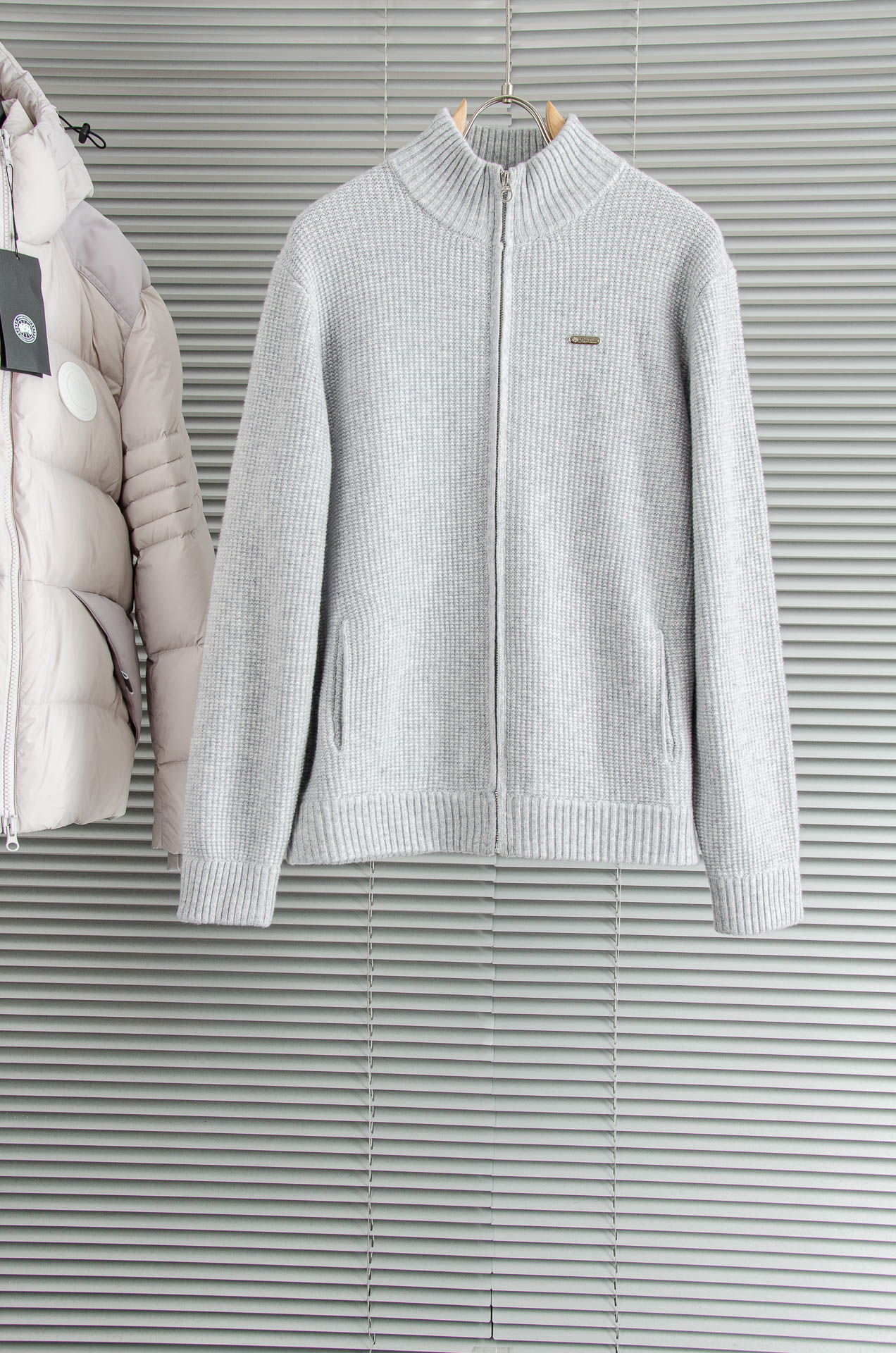 lP🆕 经典简约羊毛衫#经典羊毛衣，它以其卓越的品质和精湛的工艺，成为了众多时尚爱好者的心头好。这款毛衣