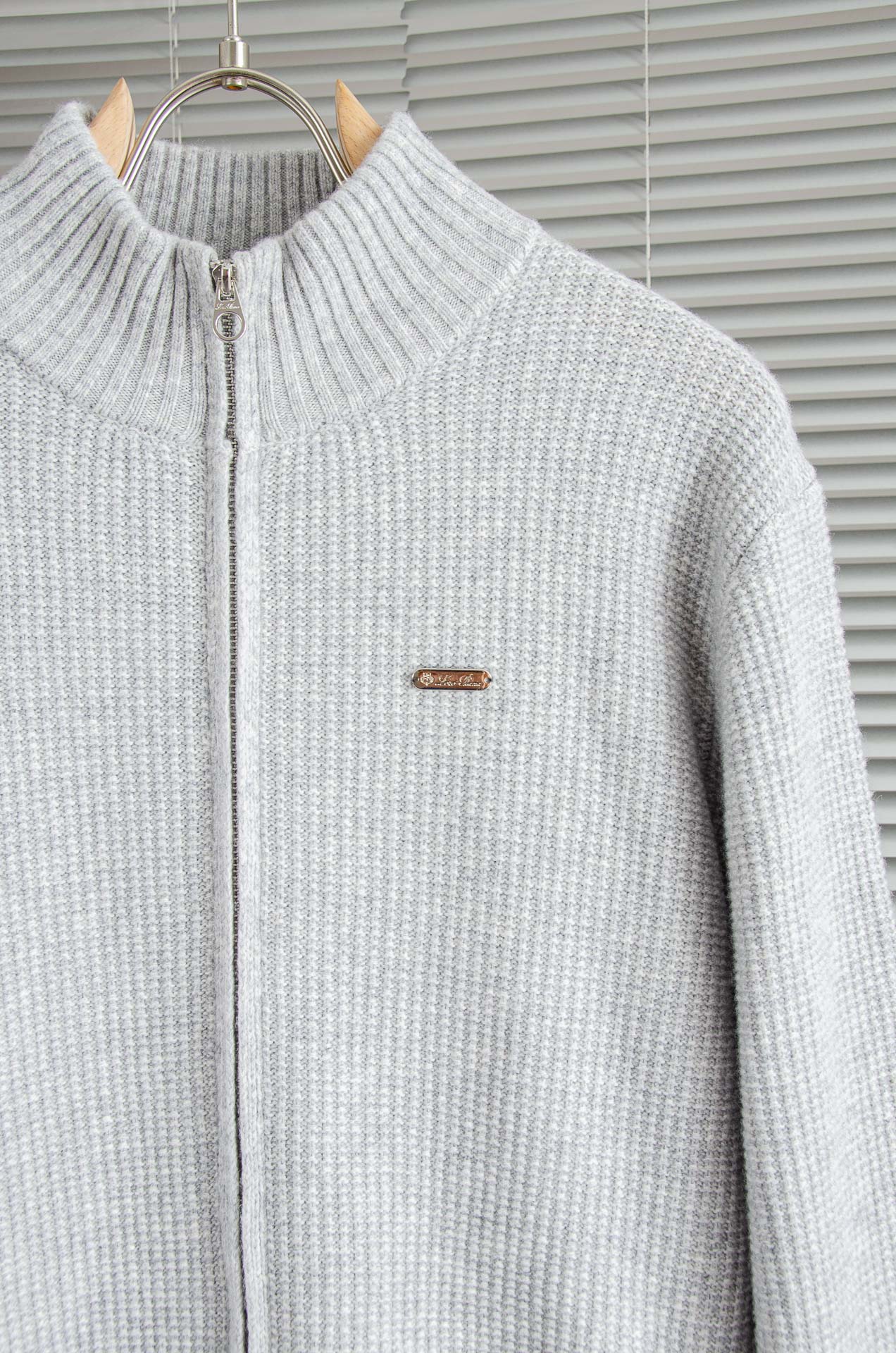 lP🆕 经典简约羊毛衫#经典羊毛衣，它以其卓越的品质和精湛的工艺，成为了众多时尚爱好者的心头好。这款毛衣