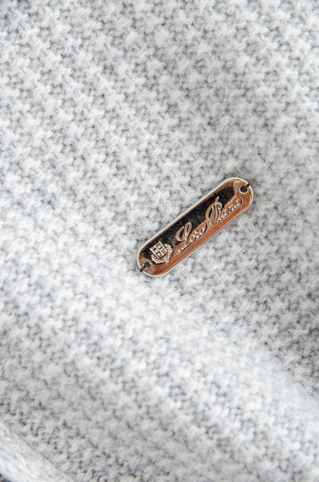 lP🆕 经典简约羊毛衫#经典羊毛衣，它以其卓越的品质和精湛的工艺，成为了众多时尚爱好者的心头好。这款毛衣