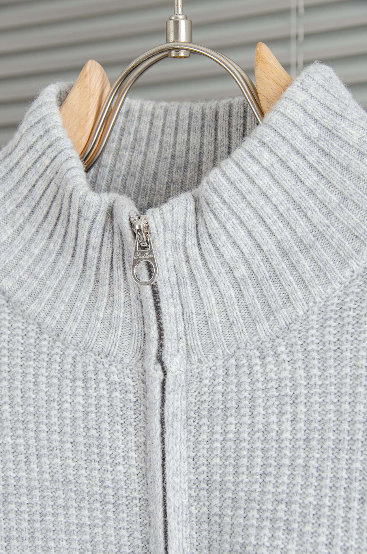 lP🆕 经典简约羊毛衫#经典羊毛衣，它以其卓越的品质和精湛的工艺，成为了众多时尚爱好者的心头好。这款毛衣