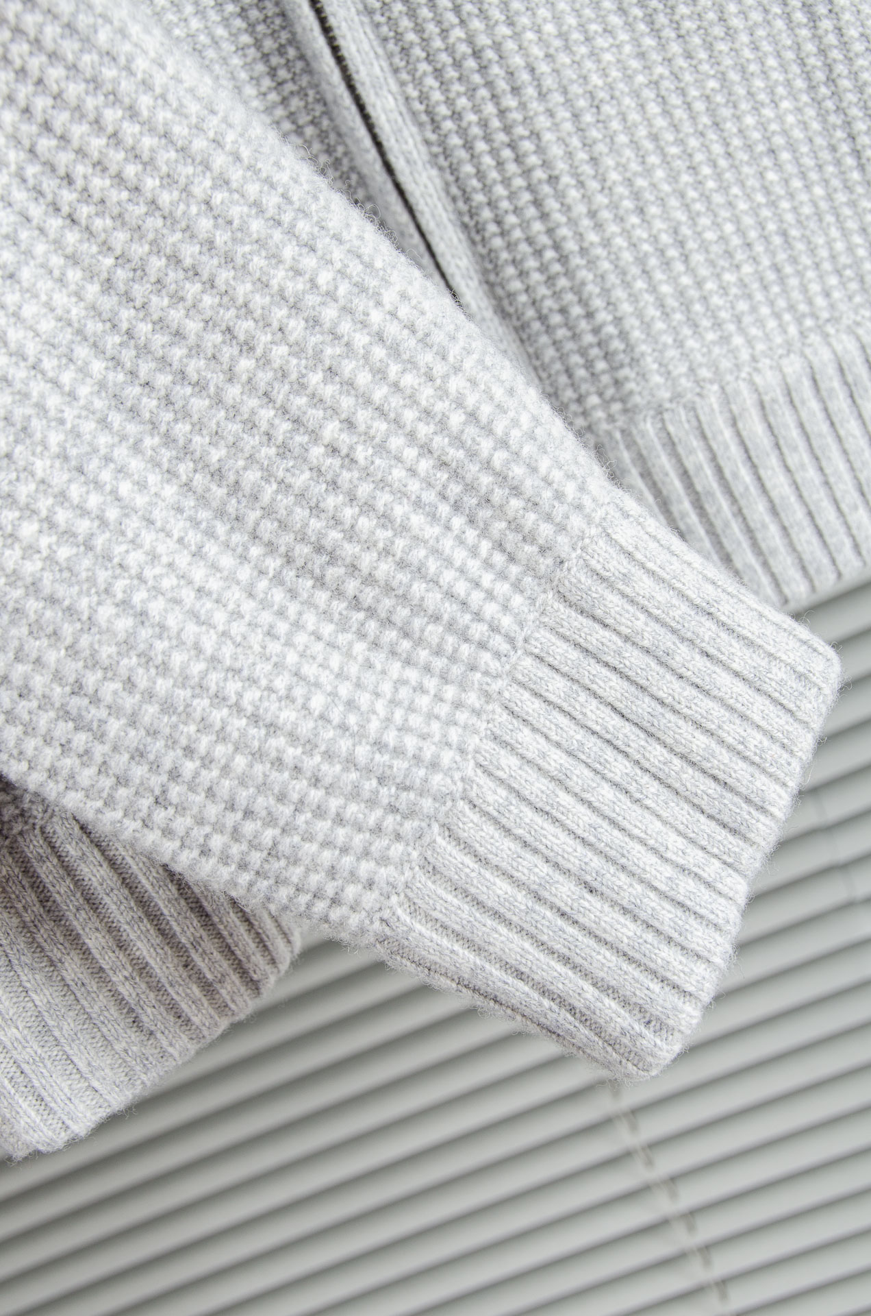 lP🆕 经典简约羊毛衫#经典羊毛衣，它以其卓越的品质和精湛的工艺，成为了众多时尚爱好者的心头好。这款毛衣