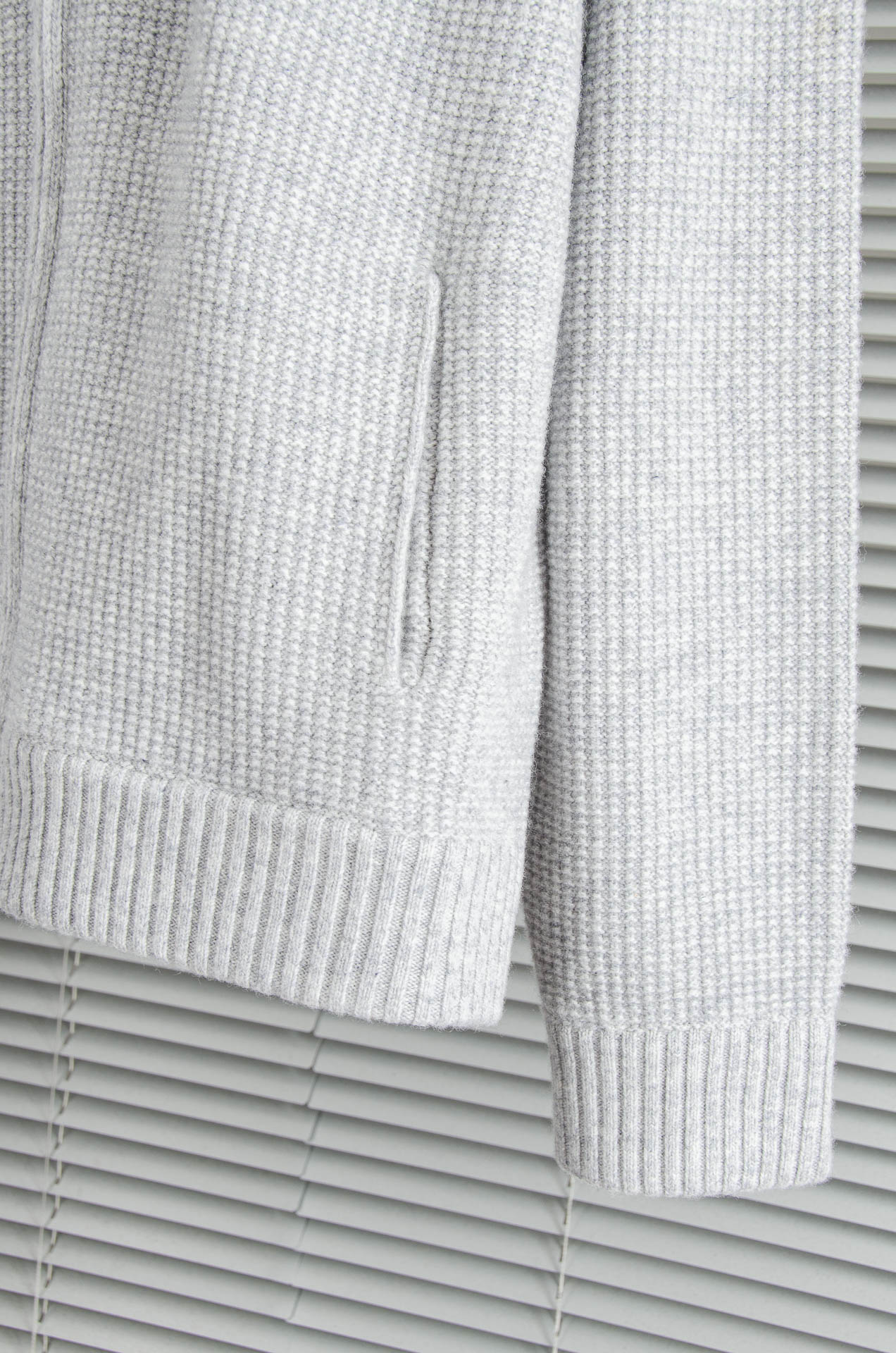 lP🆕 经典简约羊毛衫#经典羊毛衣，它以其卓越的品质和精湛的工艺，成为了众多时尚爱好者的心头好。这款毛衣