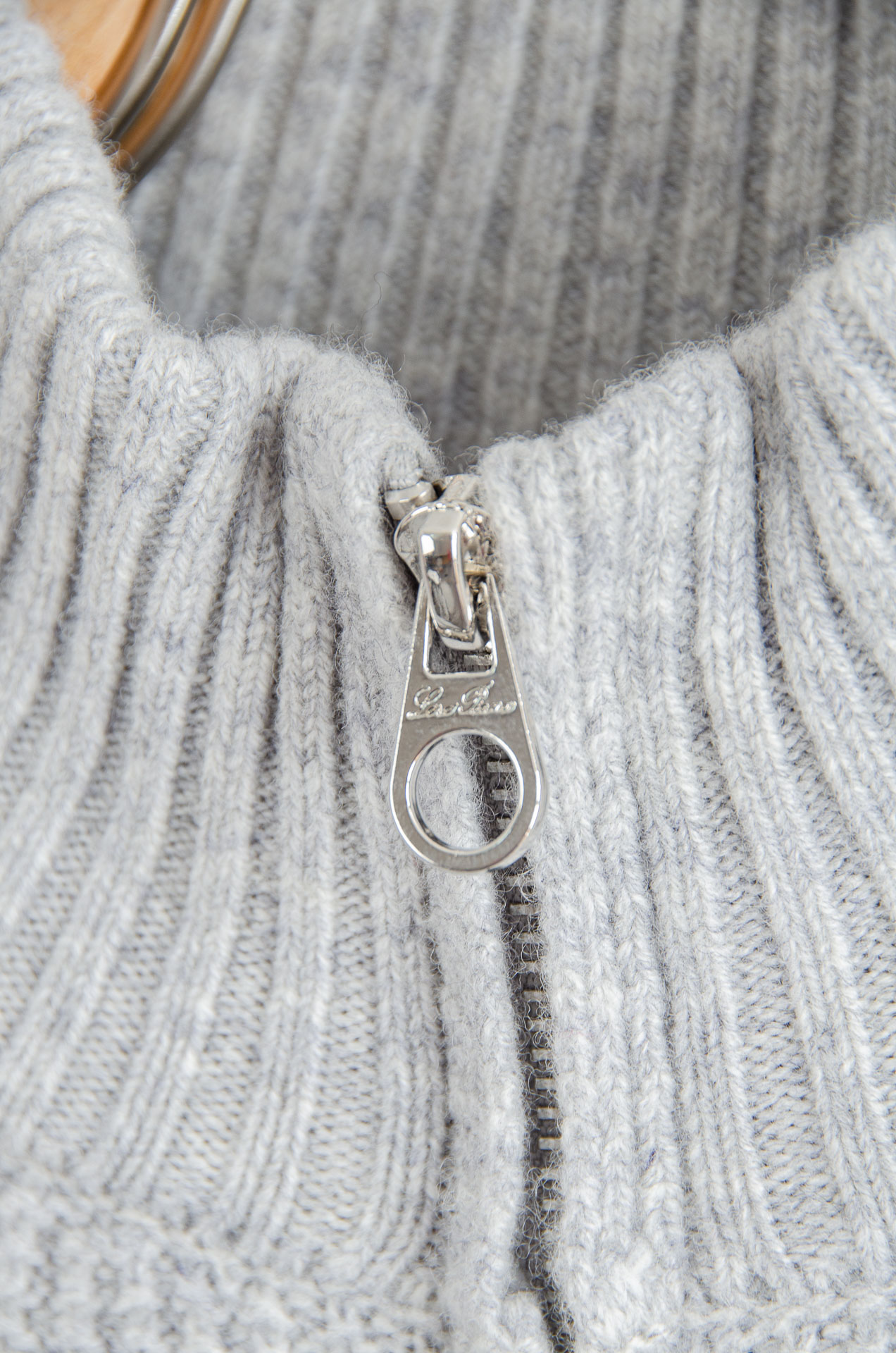 lP🆕 经典简约羊毛衫#经典羊毛衣，它以其卓越的品质和精湛的工艺，成为了众多时尚爱好者的心头好。这款毛衣