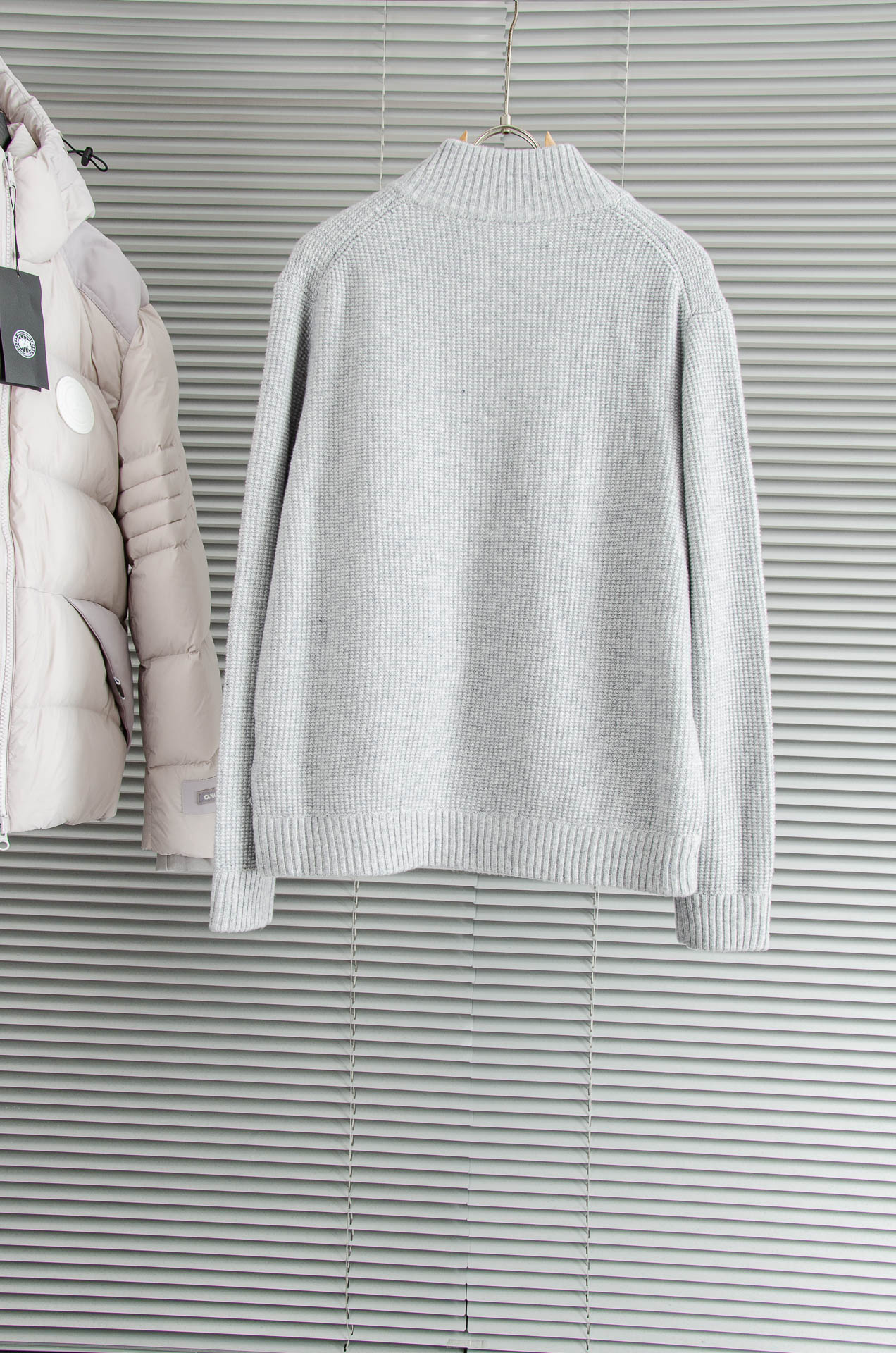 lP🆕 经典简约羊毛衫#经典羊毛衣，它以其卓越的品质和精湛的工艺，成为了众多时尚爱好者的心头好。这款毛衣