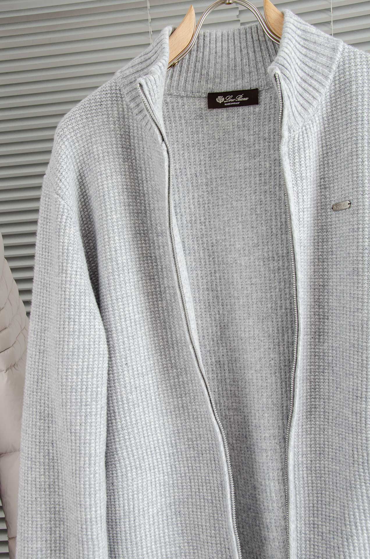 lP🆕 经典简约羊毛衫#经典羊毛衣，它以其卓越的品质和精湛的工艺，成为了众多时尚爱好者的心头好。这款毛衣