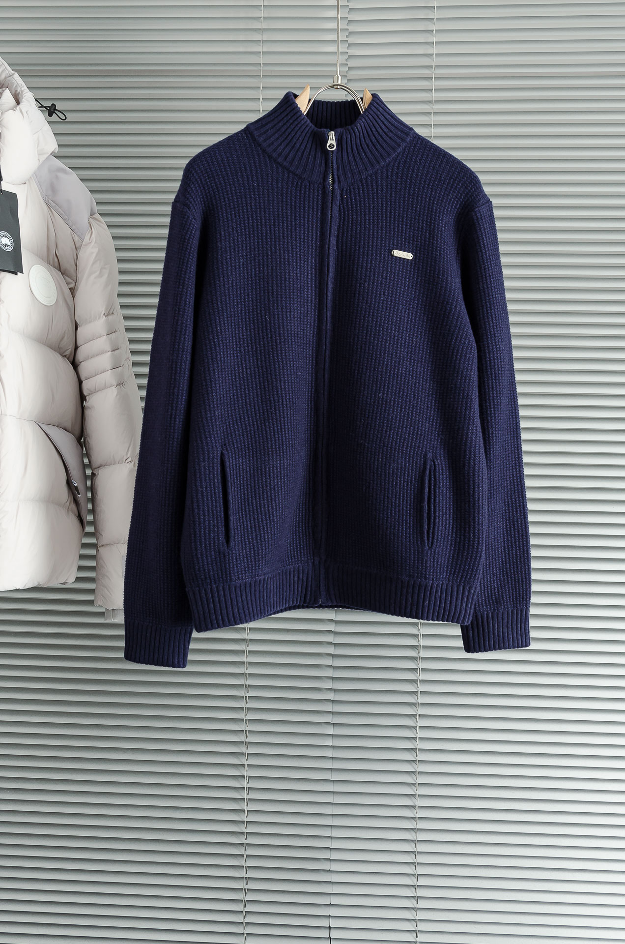 lP🆕 经典简约羊毛衫#经典羊毛衣，它以其卓越的品质和精湛的工艺，成为了众多时尚爱好者的心头好。这款毛衣