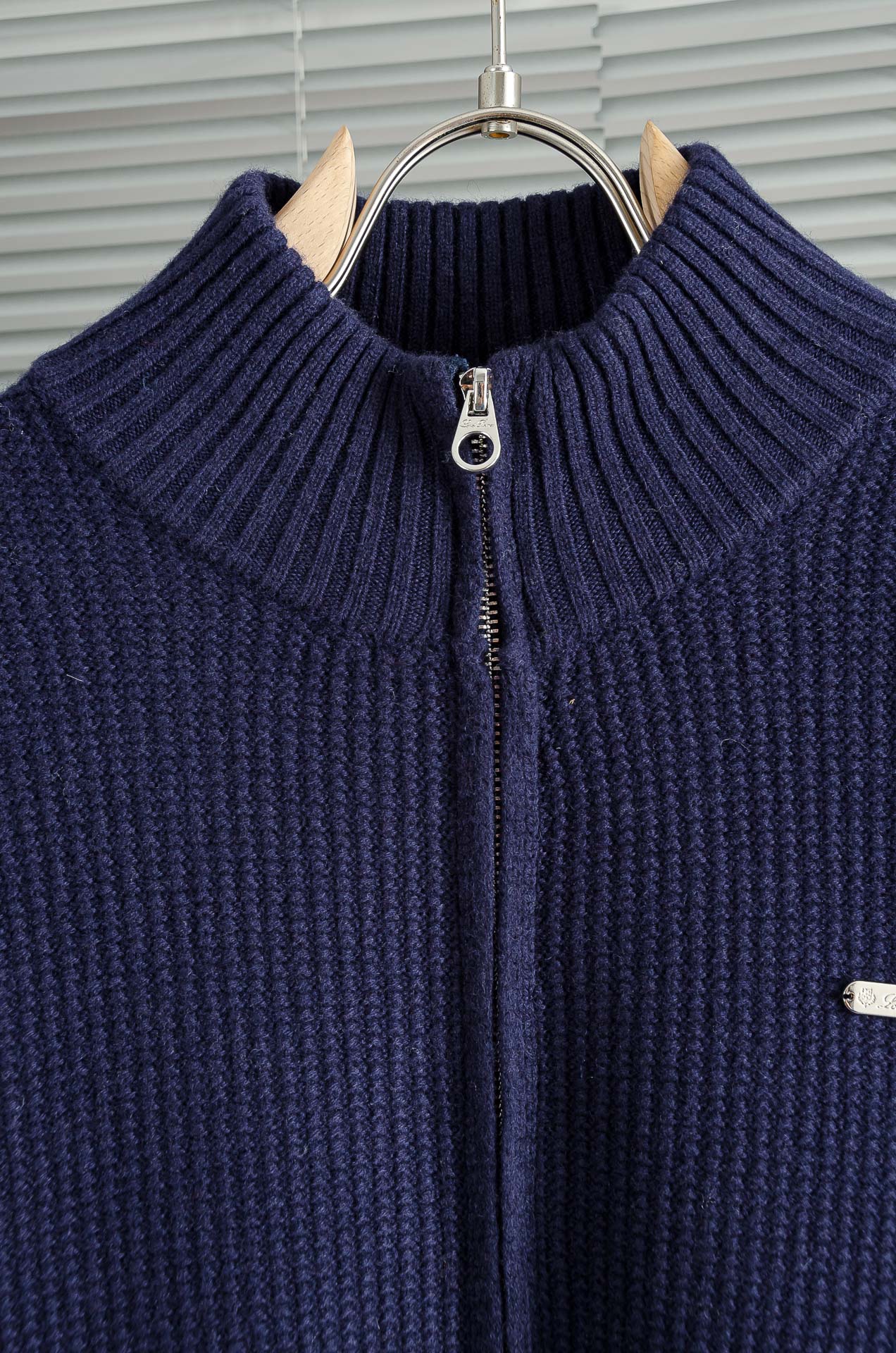 lP🆕 经典简约羊毛衫#经典羊毛衣，它以其卓越的品质和精湛的工艺，成为了众多时尚爱好者的心头好。这款毛衣