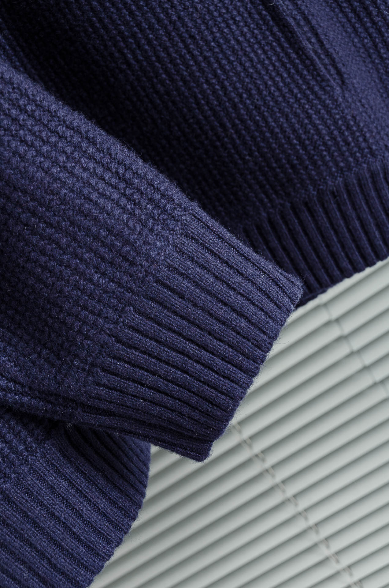 lP🆕 经典简约羊毛衫#经典羊毛衣，它以其卓越的品质和精湛的工艺，成为了众多时尚爱好者的心头好。这款毛衣