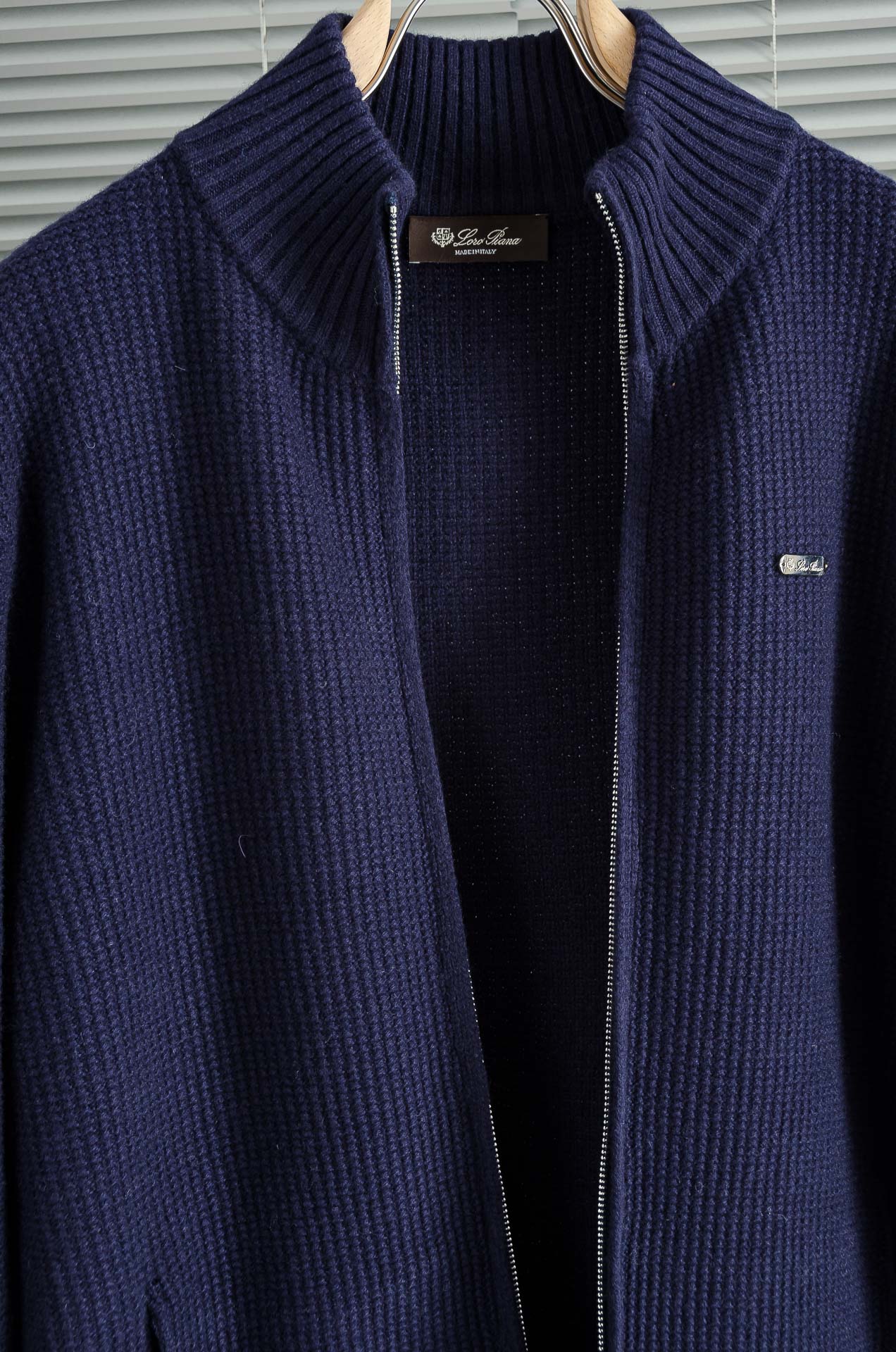 lP🆕 经典简约羊毛衫#经典羊毛衣，它以其卓越的品质和精湛的工艺，成为了众多时尚爱好者的心头好。这款毛衣