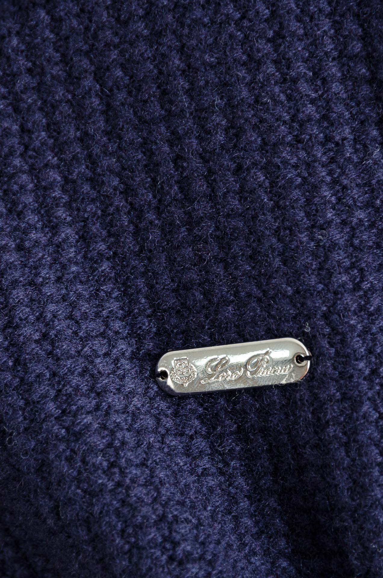 lP🆕 经典简约羊毛衫#经典羊毛衣，它以其卓越的品质和精湛的工艺，成为了众多时尚爱好者的心头好。这款毛衣