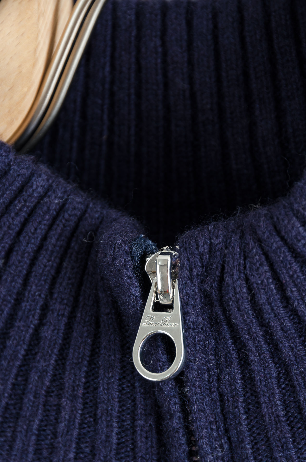 lP🆕 经典简约羊毛衫#经典羊毛衣，它以其卓越的品质和精湛的工艺，成为了众多时尚爱好者的心头好。这款毛衣