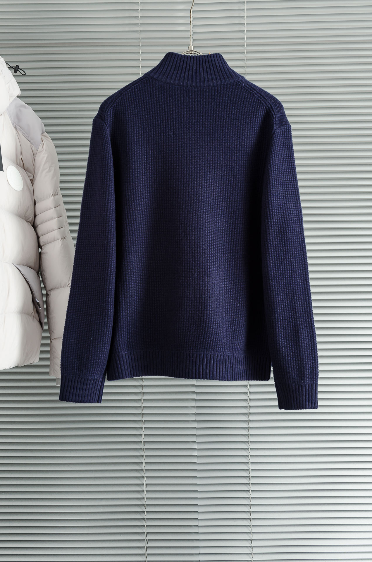 lP🆕 经典简约羊毛衫#经典羊毛衣，它以其卓越的品质和精湛的工艺，成为了众多时尚爱好者的心头好。这款毛衣