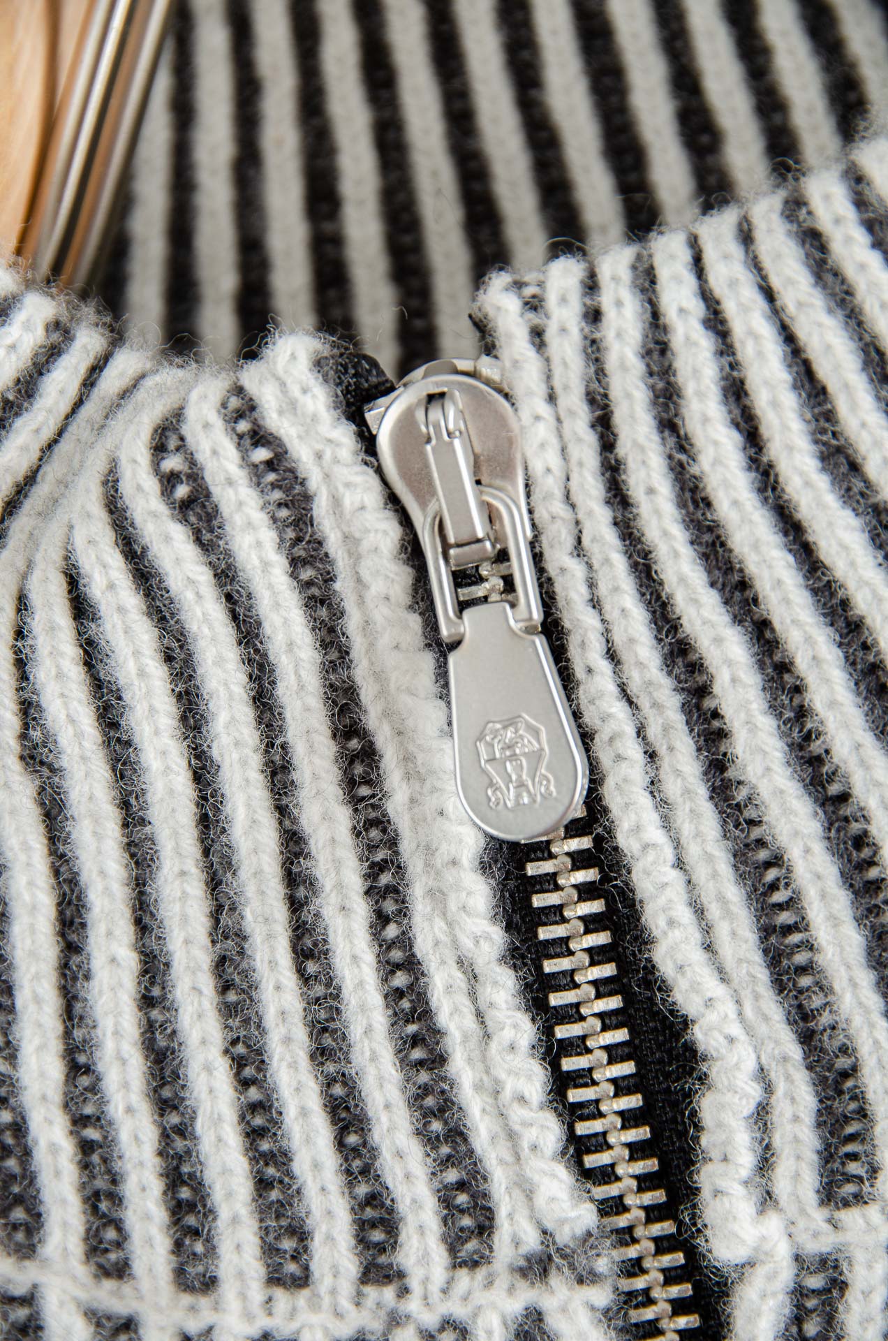 BC 2025经典简约羊毛衫#经典羊毛衣，它以其卓越的品质和精湛的工艺，成为了众多时尚爱好者的心头好。这