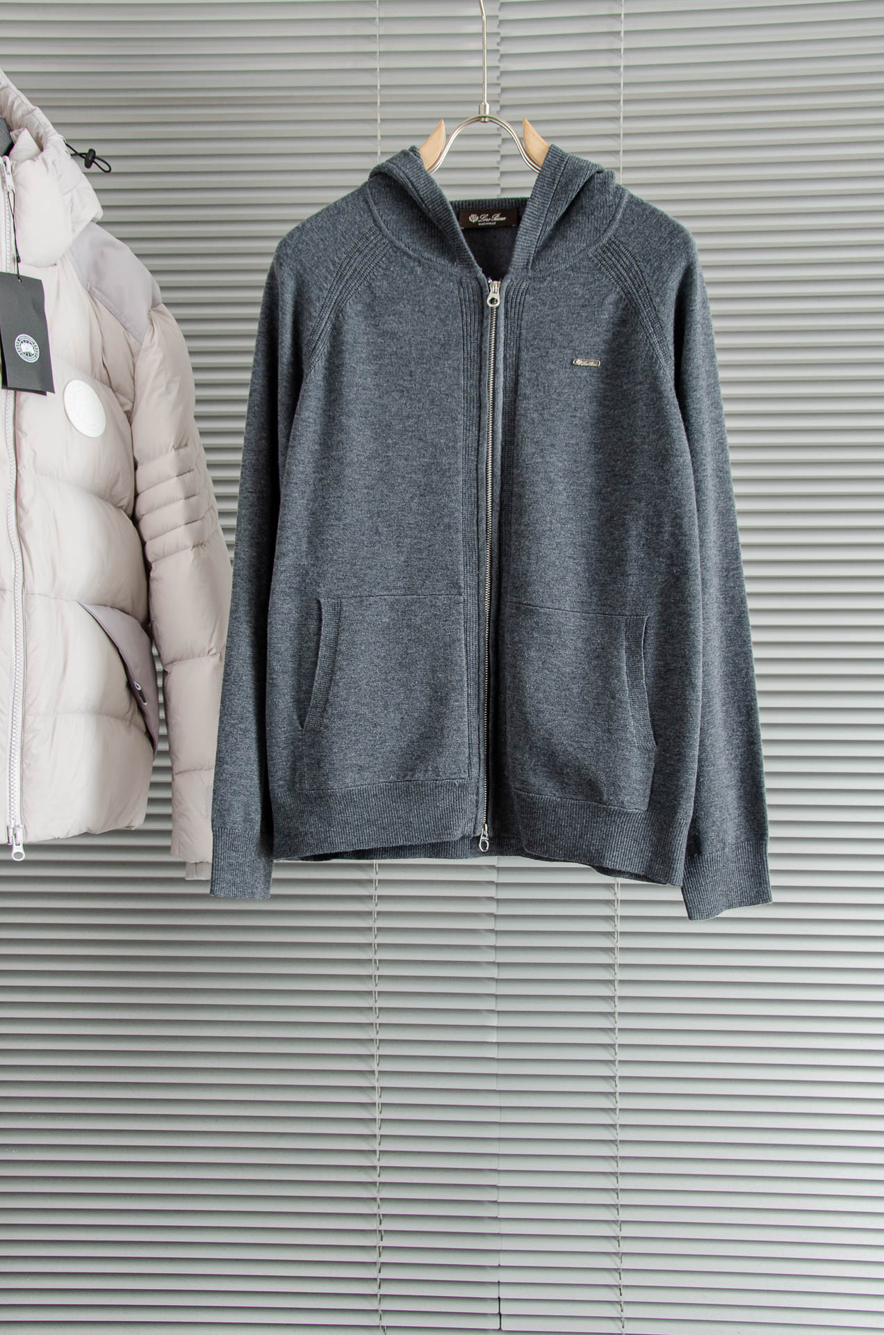 lP🆕 经典简约连帽羊毛衫#经典羊毛衣，它以其卓越的品质和精湛的工艺，成为了众多时尚爱好者的心头好。这款