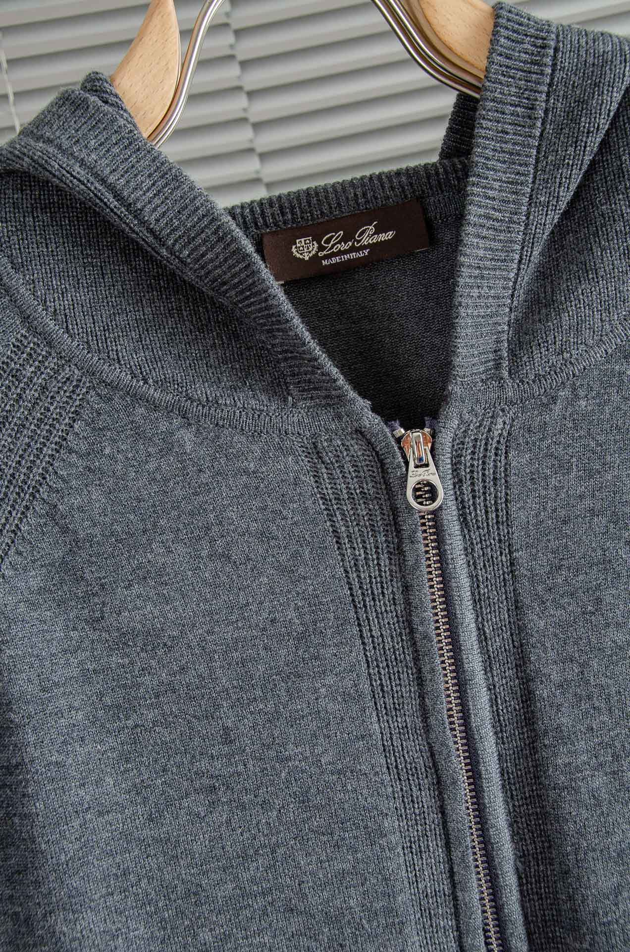 lP🆕 经典简约连帽羊毛衫#经典羊毛衣，它以其卓越的品质和精湛的工艺，成为了众多时尚爱好者的心头好。这款