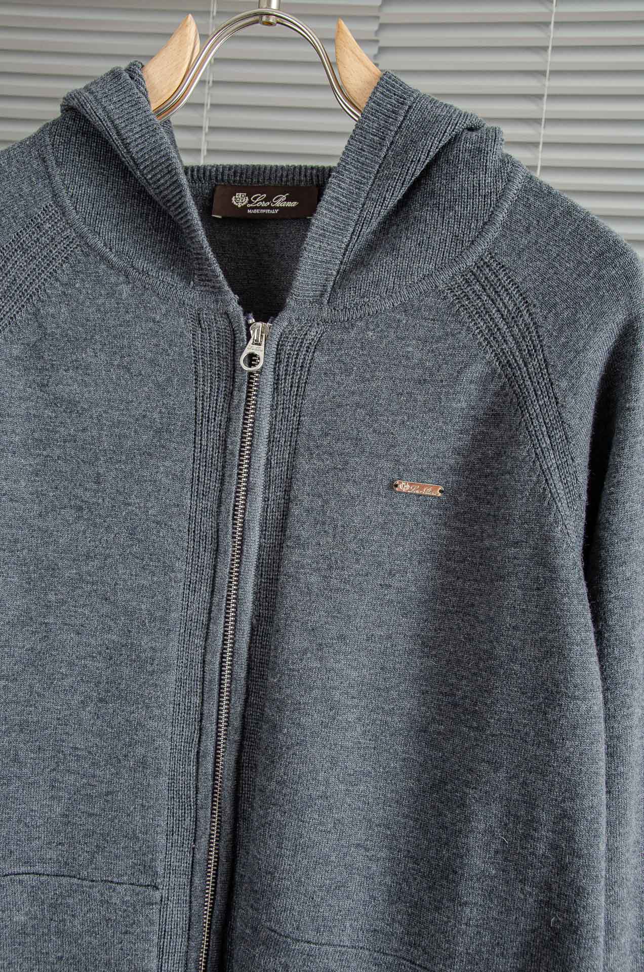 lP🆕 经典简约连帽羊毛衫#经典羊毛衣，它以其卓越的品质和精湛的工艺，成为了众多时尚爱好者的心头好。这款