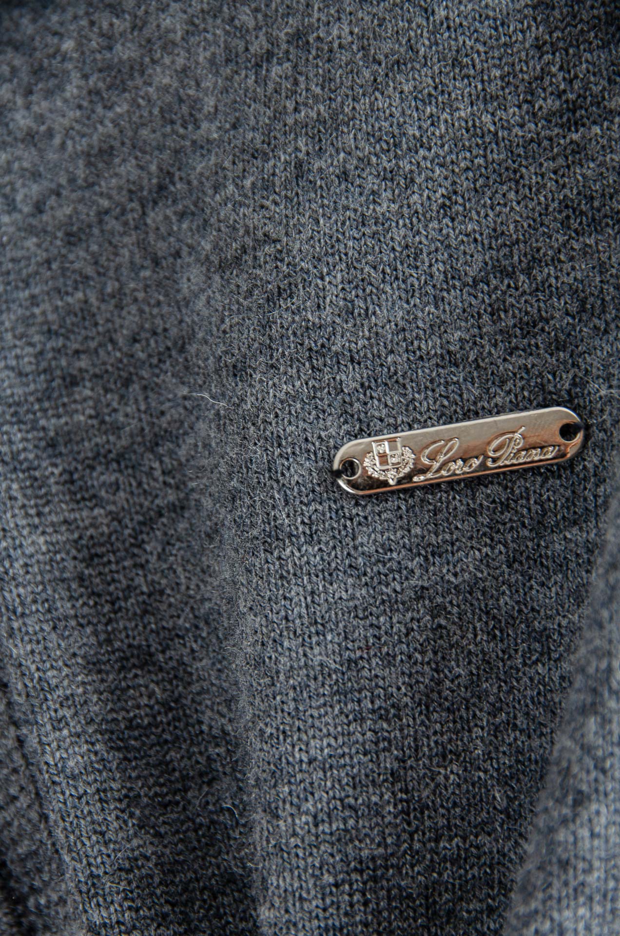 lP🆕 经典简约连帽羊毛衫#经典羊毛衣，它以其卓越的品质和精湛的工艺，成为了众多时尚爱好者的心头好。这款