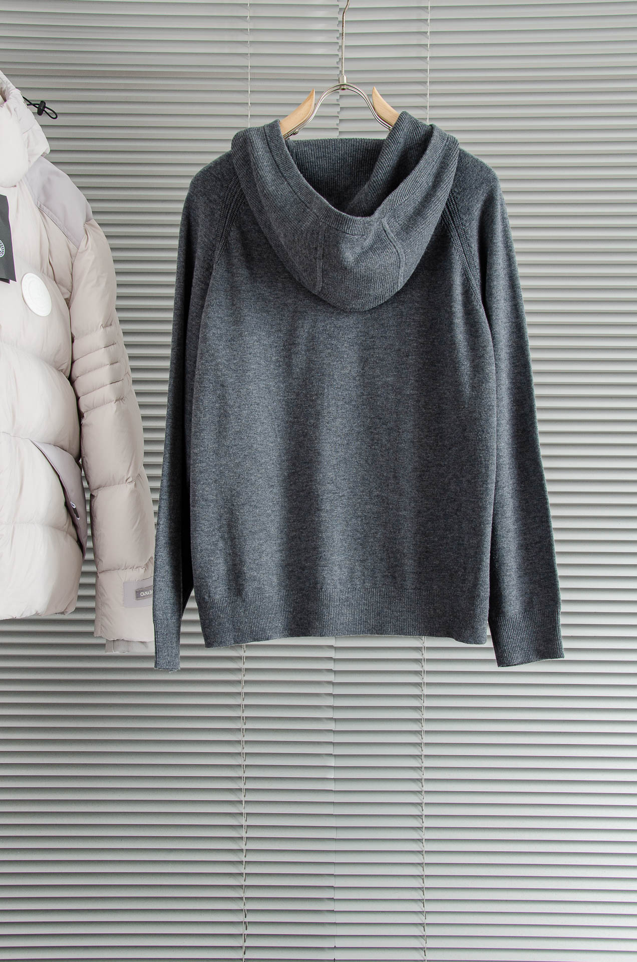 lP🆕 经典简约连帽羊毛衫#经典羊毛衣，它以其卓越的品质和精湛的工艺，成为了众多时尚爱好者的心头好。这款