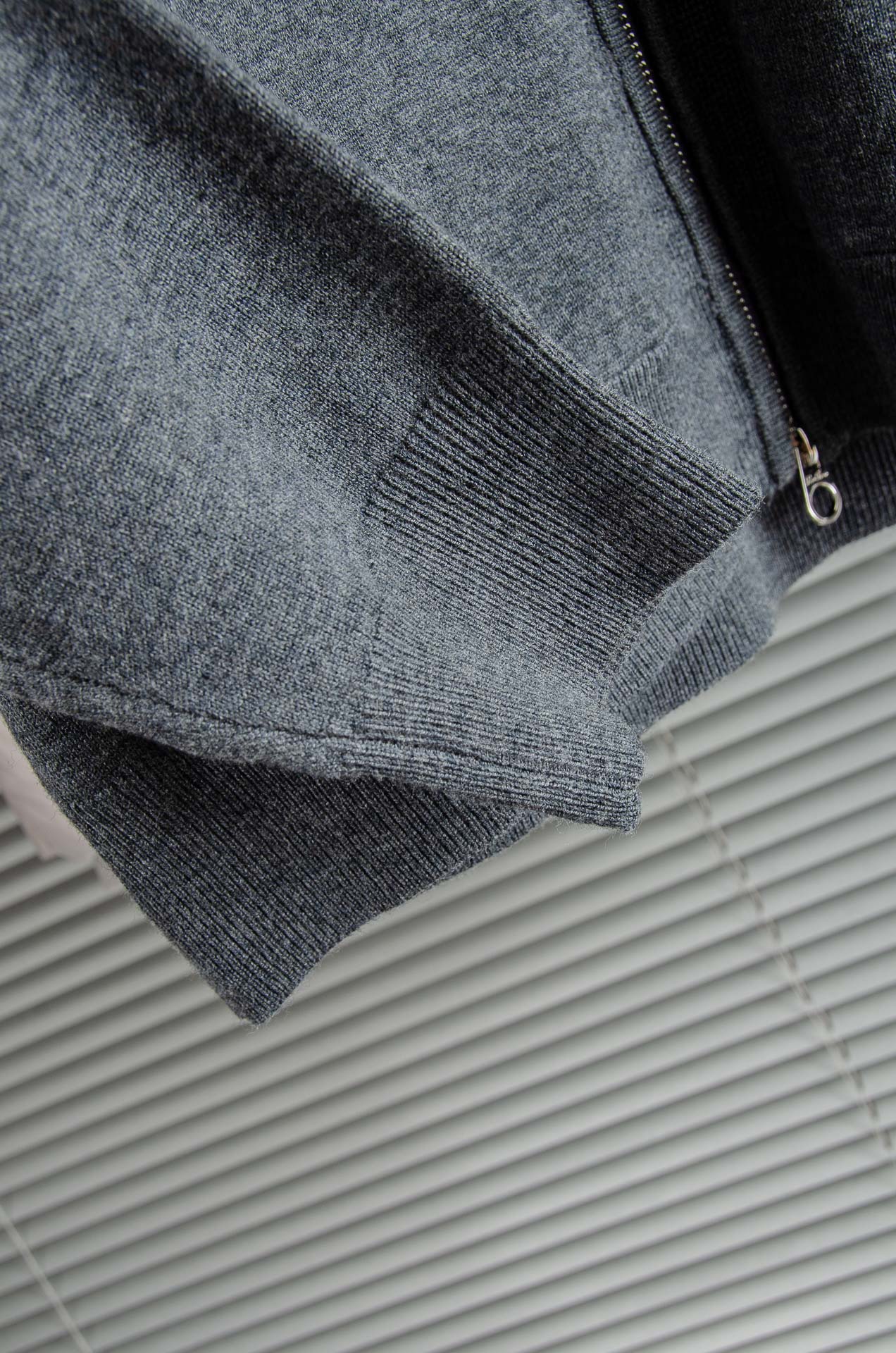 lP🆕 经典简约连帽羊毛衫#经典羊毛衣，它以其卓越的品质和精湛的工艺，成为了众多时尚爱好者的心头好。这款