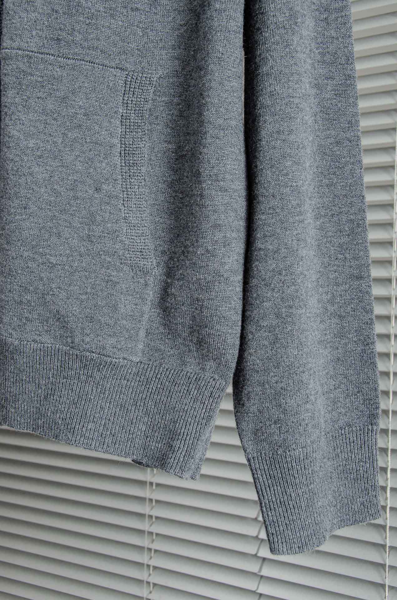 lP🆕 经典简约连帽羊毛衫#经典羊毛衣，它以其卓越的品质和精湛的工艺，成为了众多时尚爱好者的心头好。这款