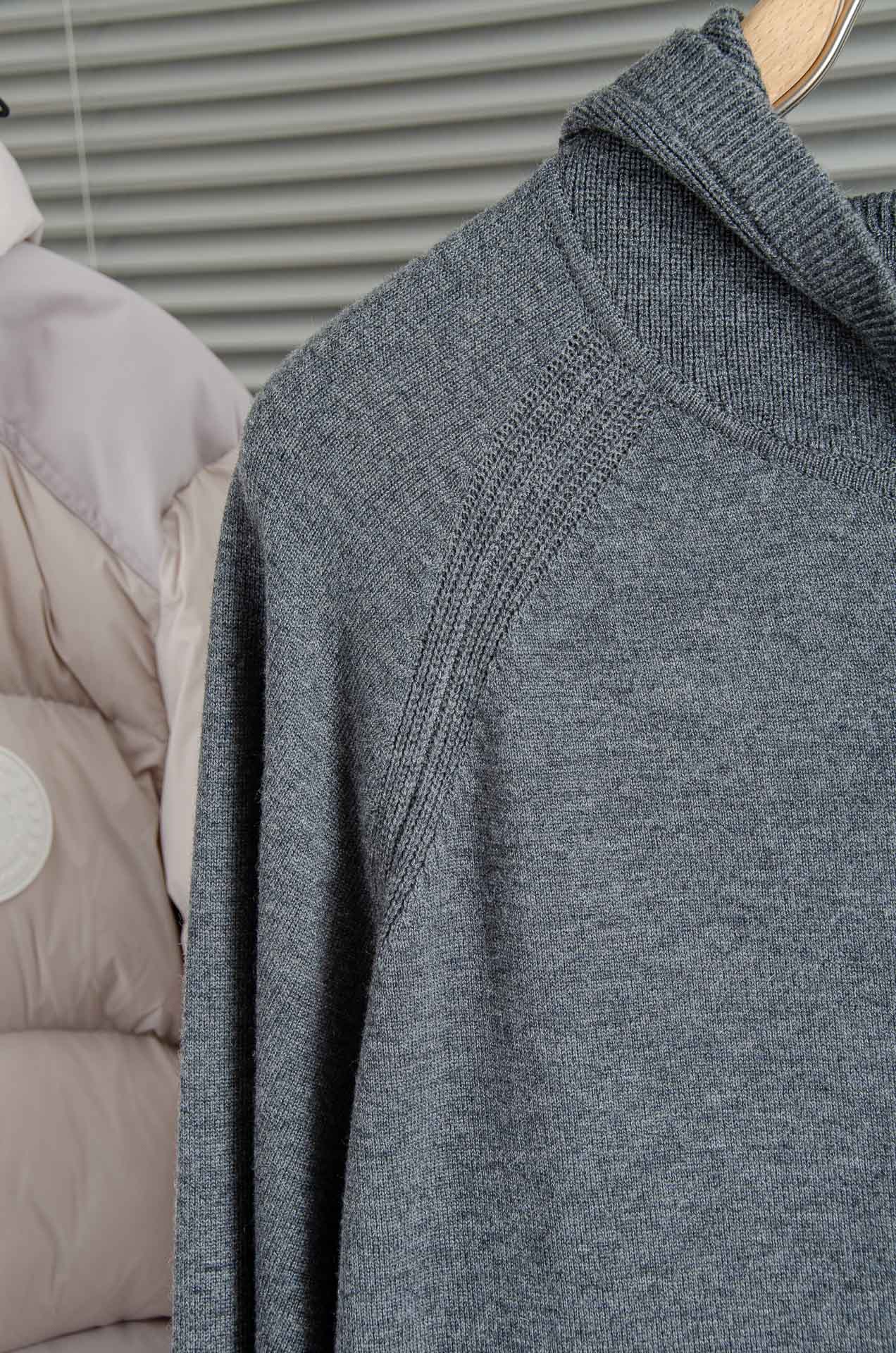 lP🆕 经典简约连帽羊毛衫#经典羊毛衣，它以其卓越的品质和精湛的工艺，成为了众多时尚爱好者的心头好。这款