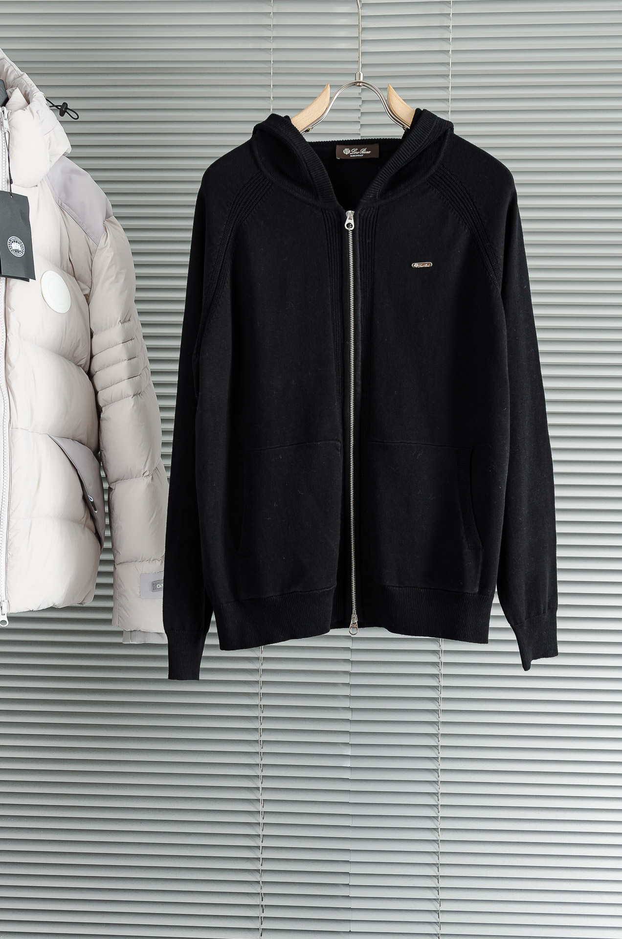 lP🆕 经典简约连帽羊毛衫#经典羊毛衣，它以其卓越的品质和精湛的工艺，成为了众多时尚爱好者的心头好。这款