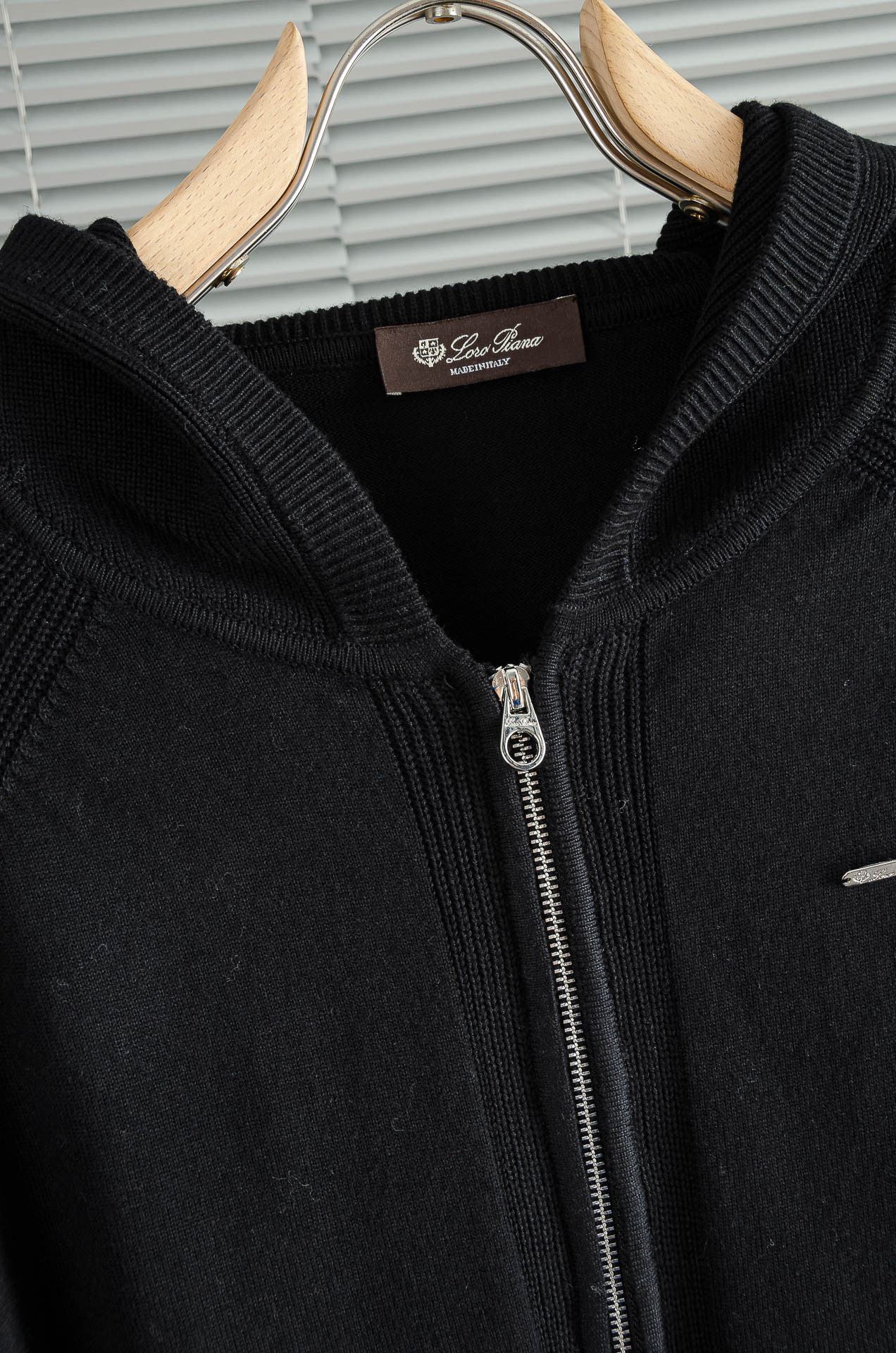 lP🆕 经典简约连帽羊毛衫#经典羊毛衣，它以其卓越的品质和精湛的工艺，成为了众多时尚爱好者的心头好。这款