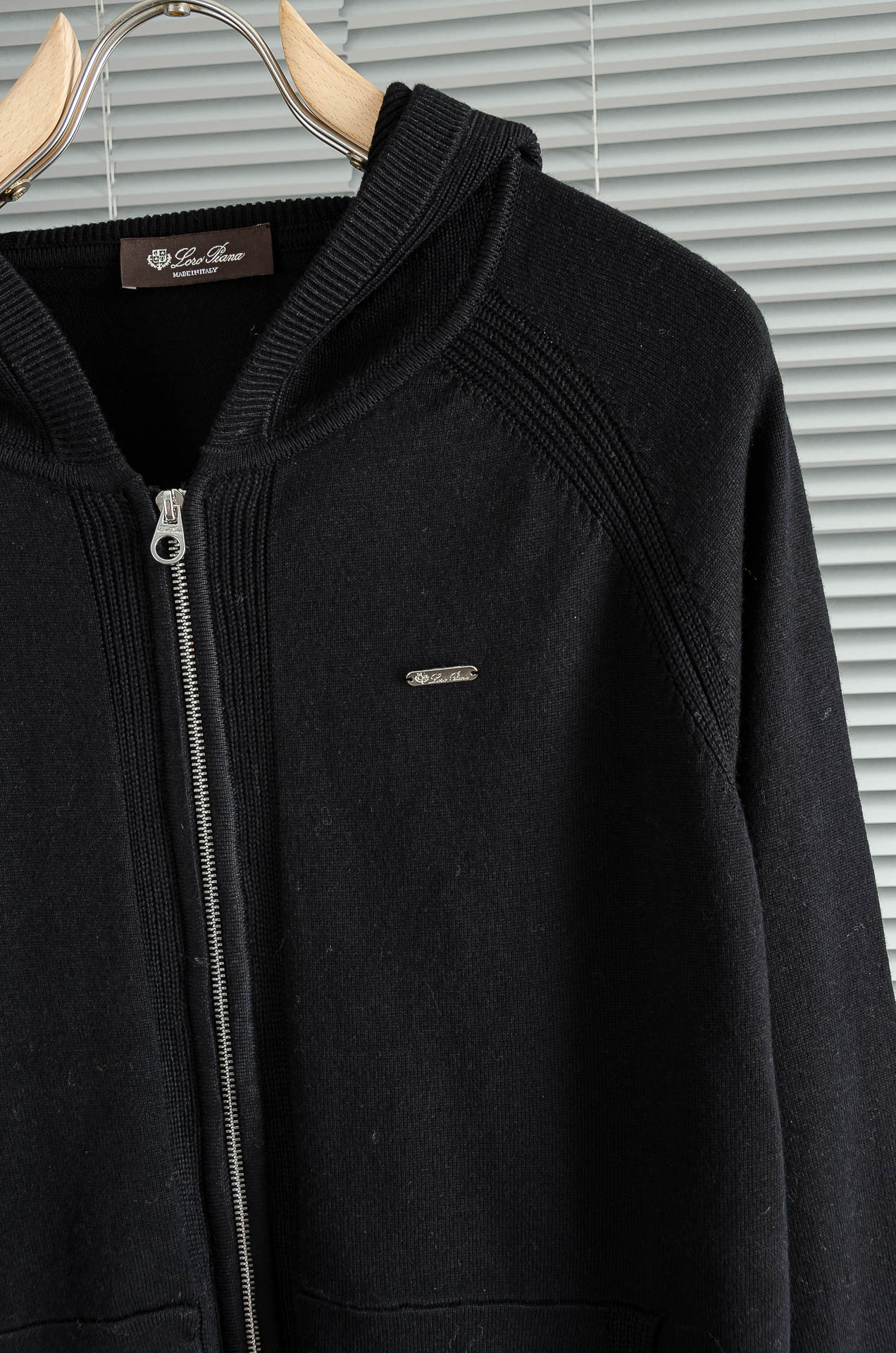 lP🆕 经典简约连帽羊毛衫#经典羊毛衣，它以其卓越的品质和精湛的工艺，成为了众多时尚爱好者的心头好。这款