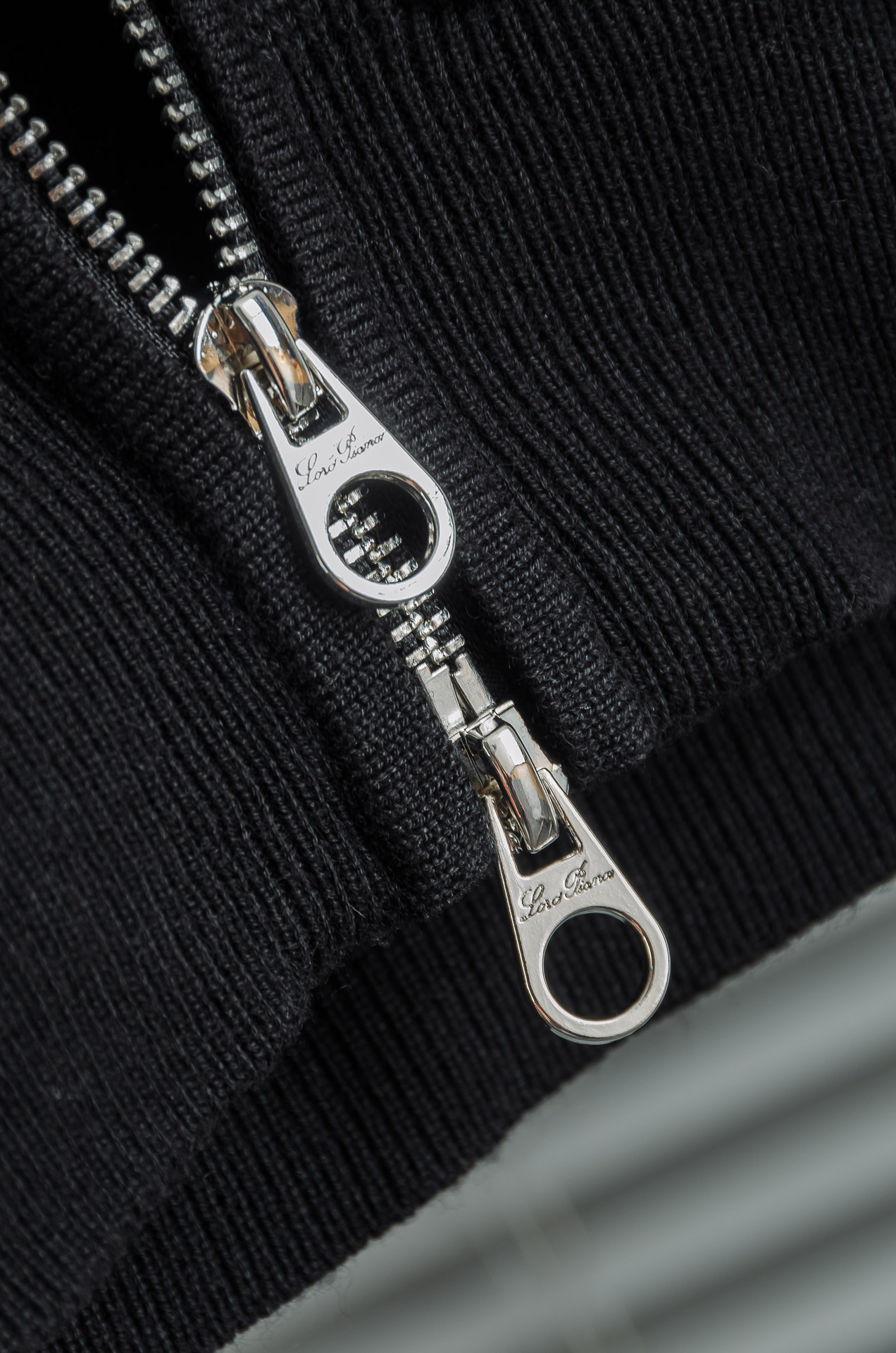 lP🆕 经典简约连帽羊毛衫#经典羊毛衣，它以其卓越的品质和精湛的工艺，成为了众多时尚爱好者的心头好。这款