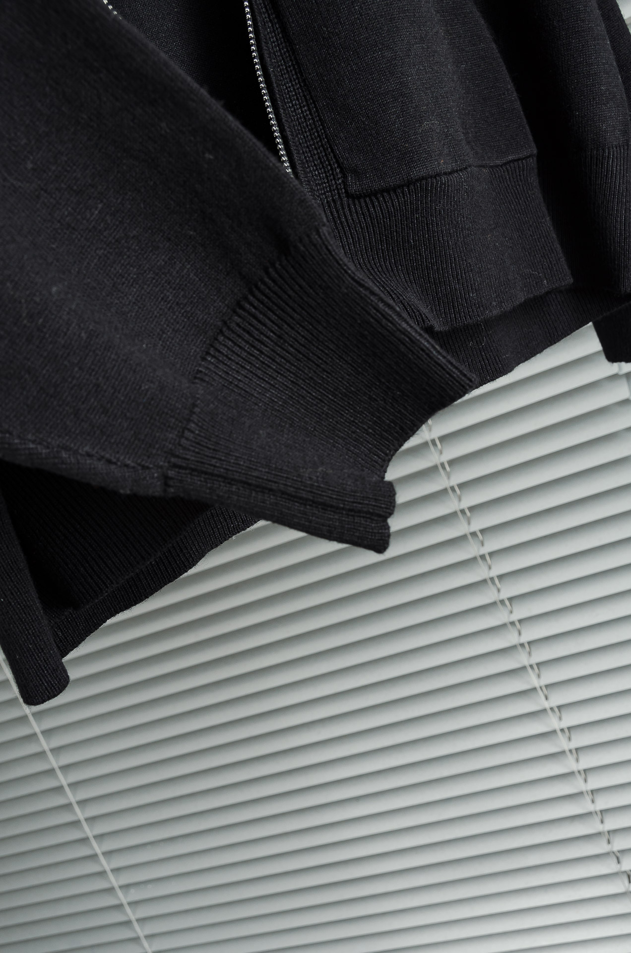 lP🆕 经典简约连帽羊毛衫#经典羊毛衣，它以其卓越的品质和精湛的工艺，成为了众多时尚爱好者的心头好。这款