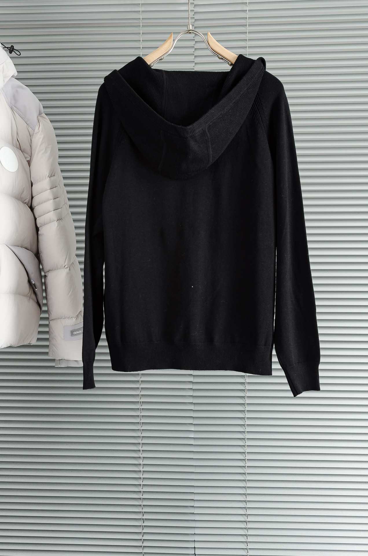 lP🆕 经典简约连帽羊毛衫#经典羊毛衣，它以其卓越的品质和精湛的工艺，成为了众多时尚爱好者的心头好。这款