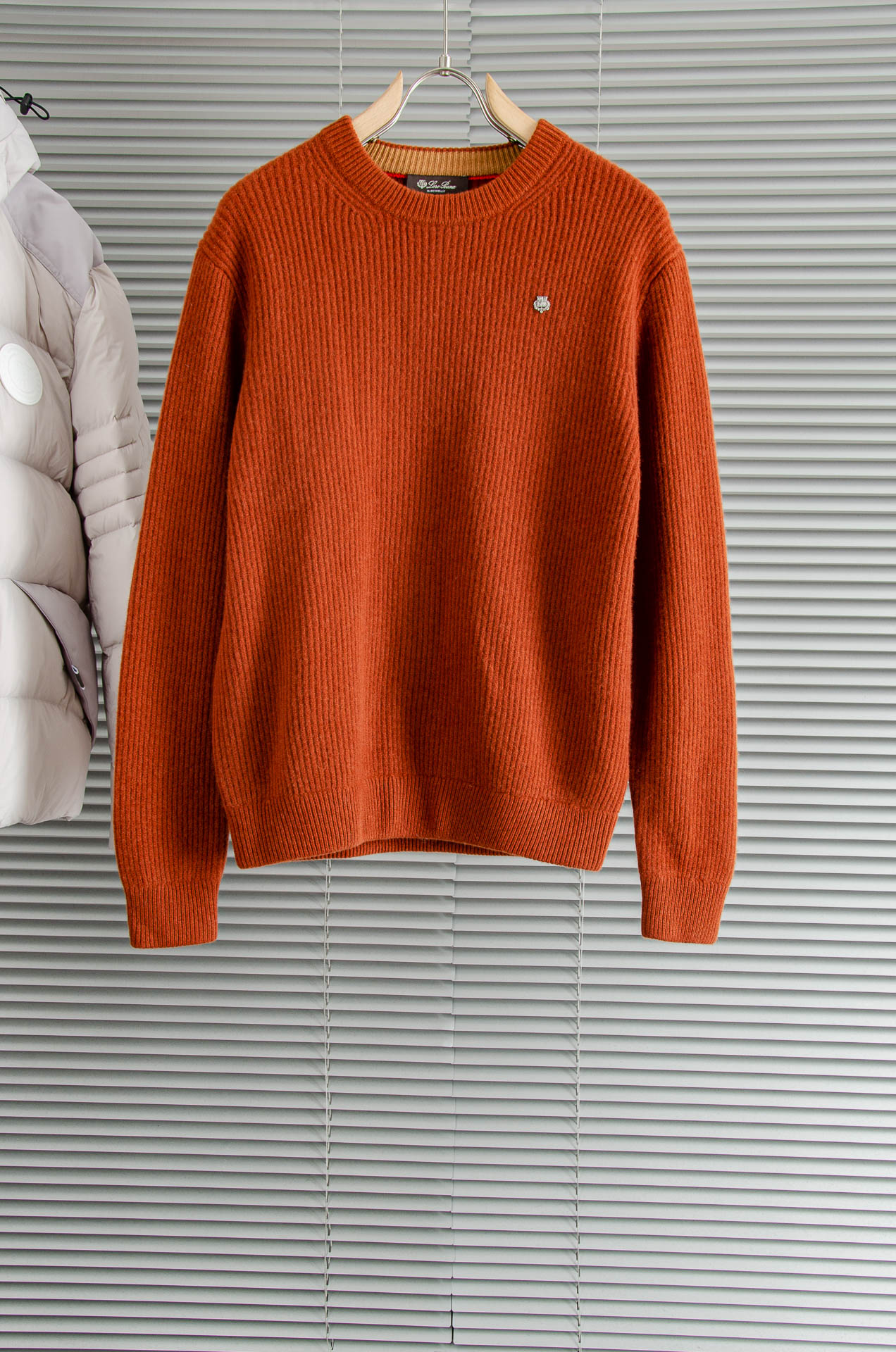 lP🆕 🇮🇹2025经典简约羊毛衫#经典羊毛衣，它以其卓越的品质和精湛的工艺，成为了众多时尚爱好者的心头