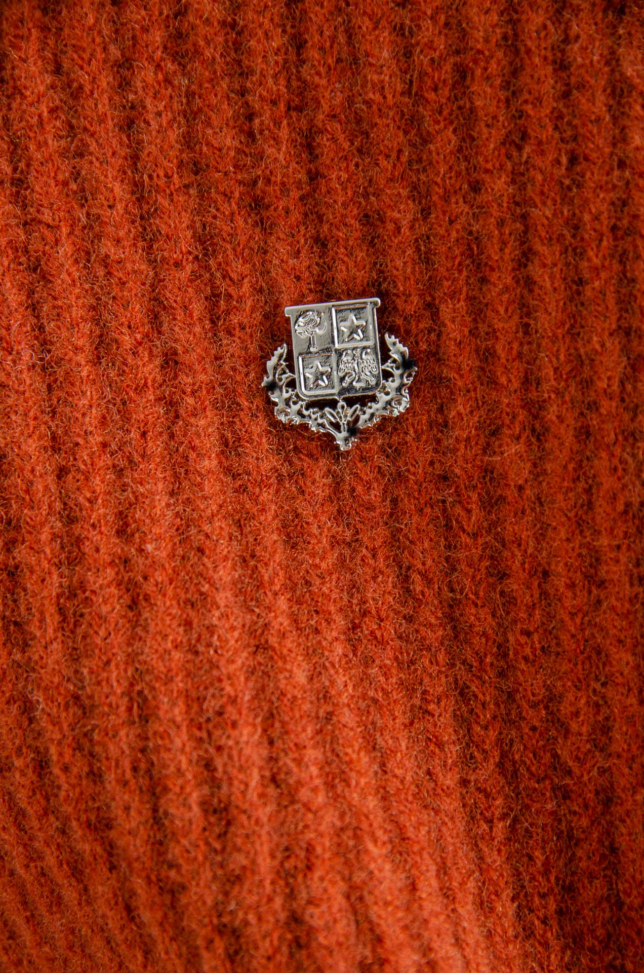 lP🆕 🇮🇹2025经典简约羊毛衫#经典羊毛衣，它以其卓越的品质和精湛的工艺，成为了众多时尚爱好者的心头