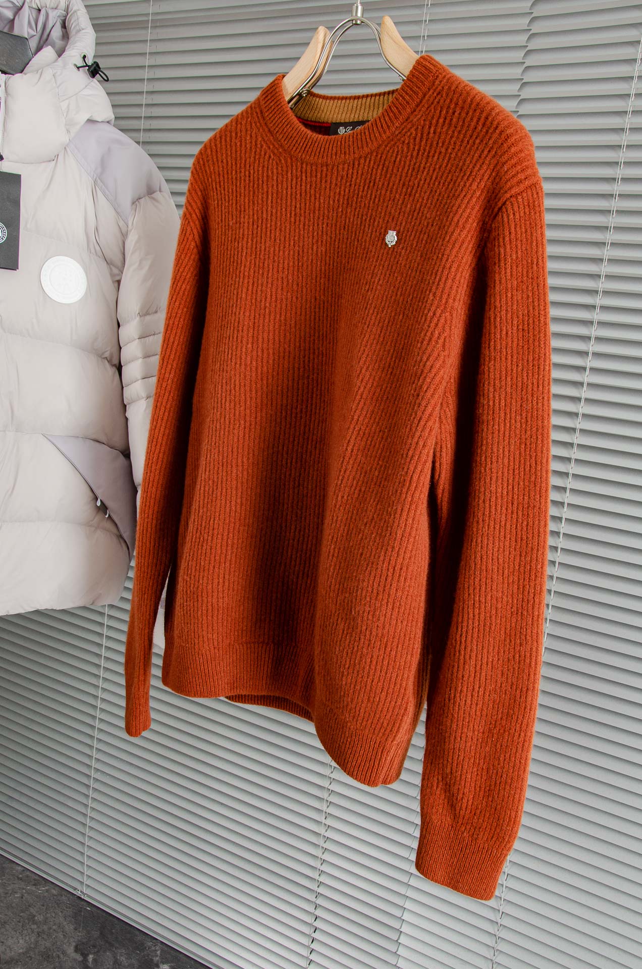 lP🆕 🇮🇹2025经典简约羊毛衫#经典羊毛衣，它以其卓越的品质和精湛的工艺，成为了众多时尚爱好者的心头