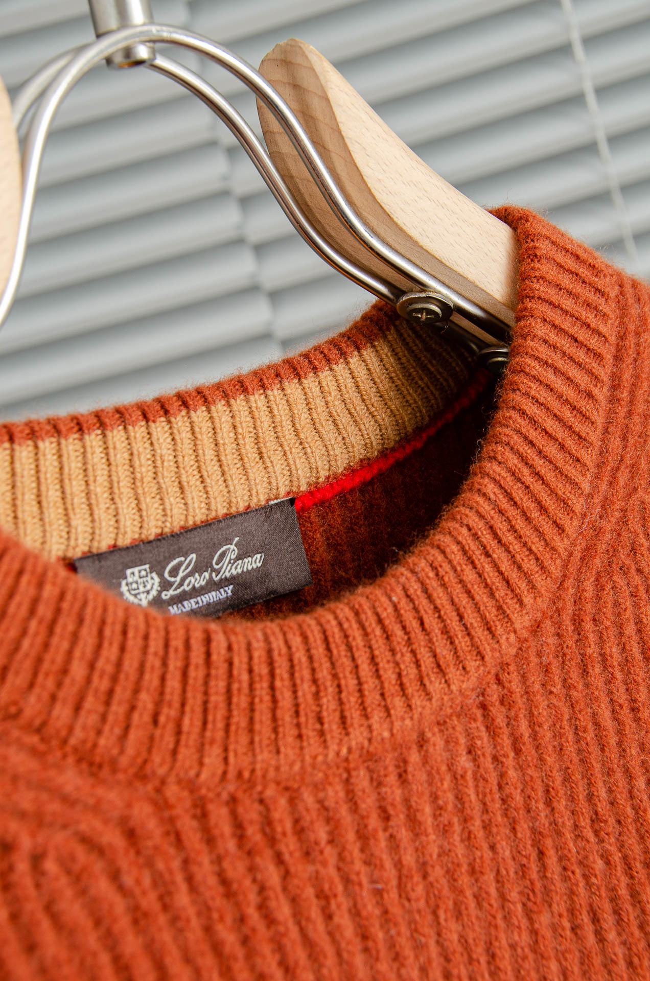 lP🆕 🇮🇹2025经典简约羊毛衫#经典羊毛衣，它以其卓越的品质和精湛的工艺，成为了众多时尚爱好者的心头