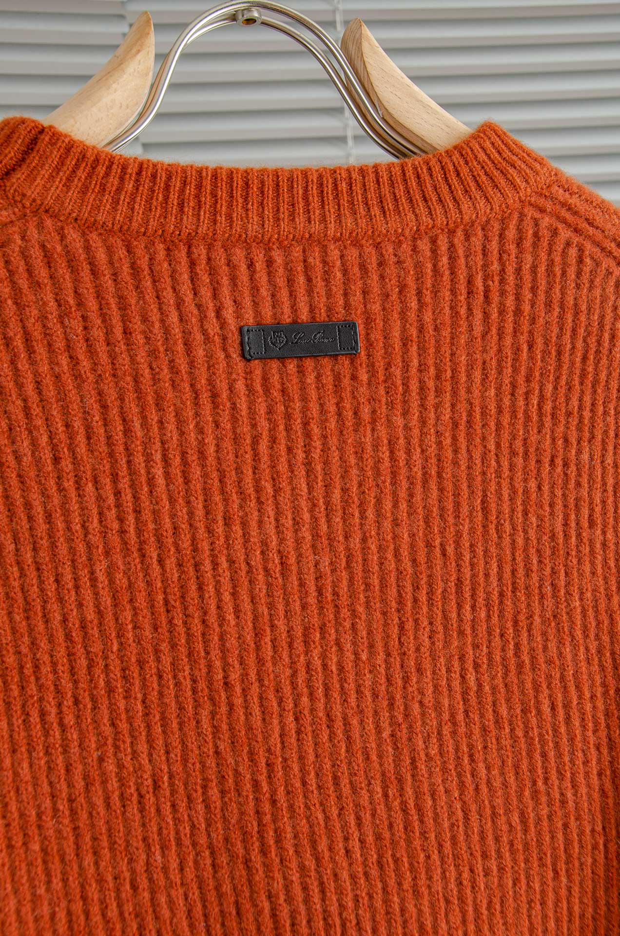 lP🆕 🇮🇹2025经典简约羊毛衫#经典羊毛衣，它以其卓越的品质和精湛的工艺，成为了众多时尚爱好者的心头