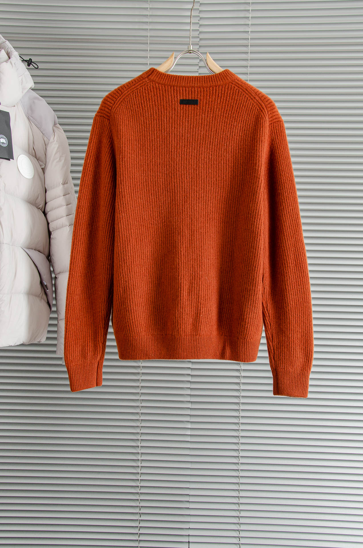 lP🆕 🇮🇹2025经典简约羊毛衫#经典羊毛衣，它以其卓越的品质和精湛的工艺，成为了众多时尚爱好者的心头