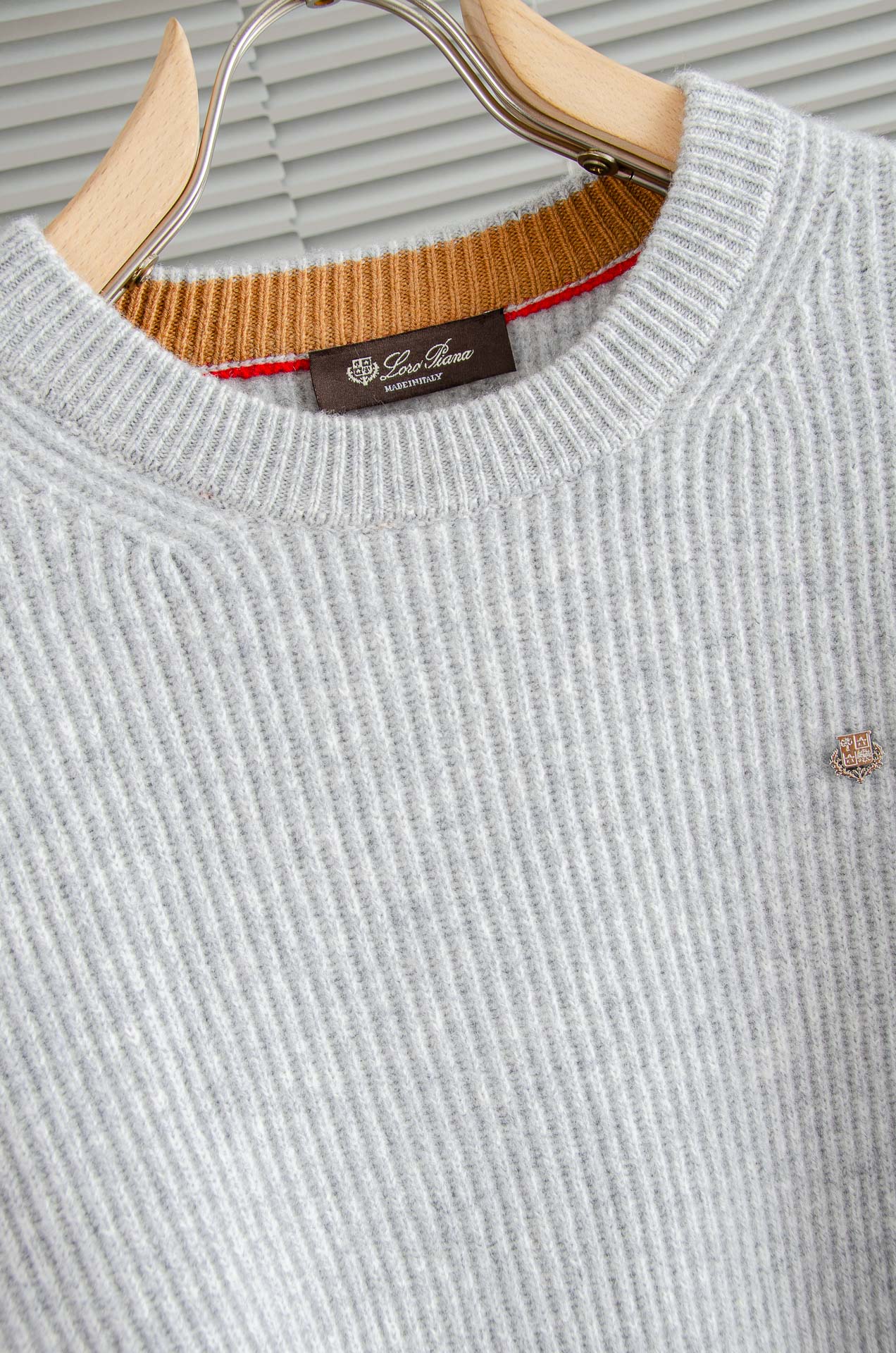 lP🆕 🇮🇹2025经典简约羊毛衫#经典羊毛衣，它以其卓越的品质和精湛的工艺，成为了众多时尚爱好者的心头