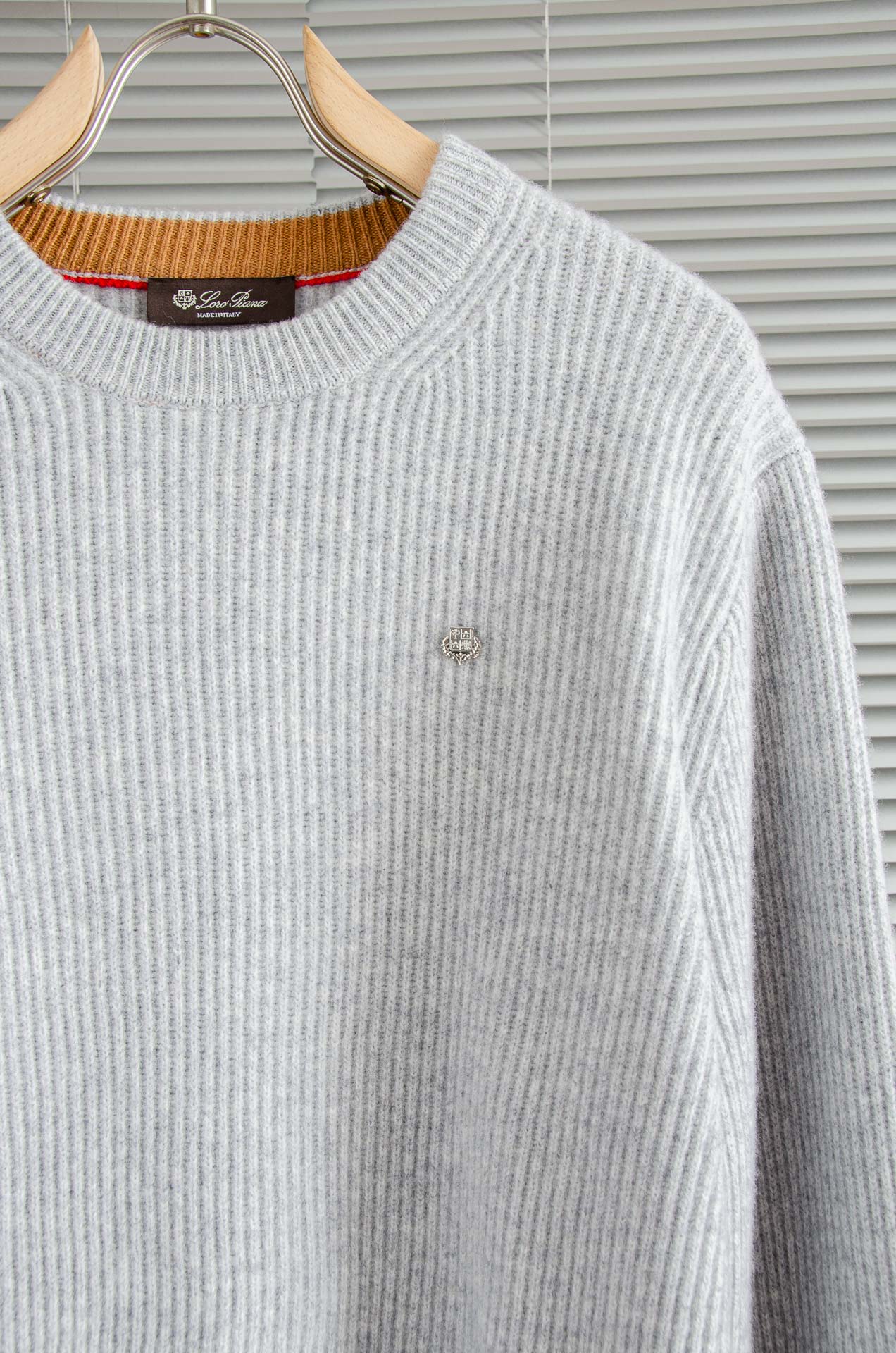 lP🆕 🇮🇹2025经典简约羊毛衫#经典羊毛衣，它以其卓越的品质和精湛的工艺，成为了众多时尚爱好者的心头