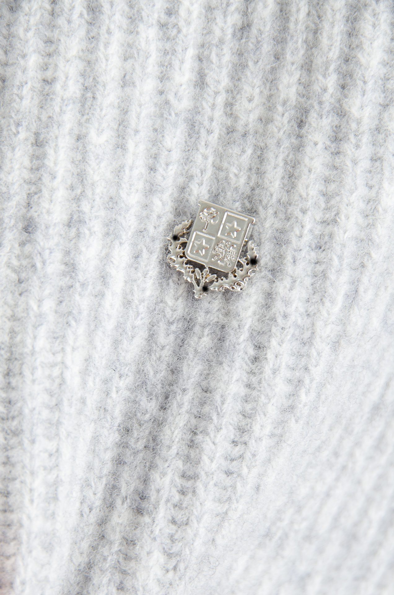 lP🆕 🇮🇹2025经典简约羊毛衫#经典羊毛衣，它以其卓越的品质和精湛的工艺，成为了众多时尚爱好者的心头