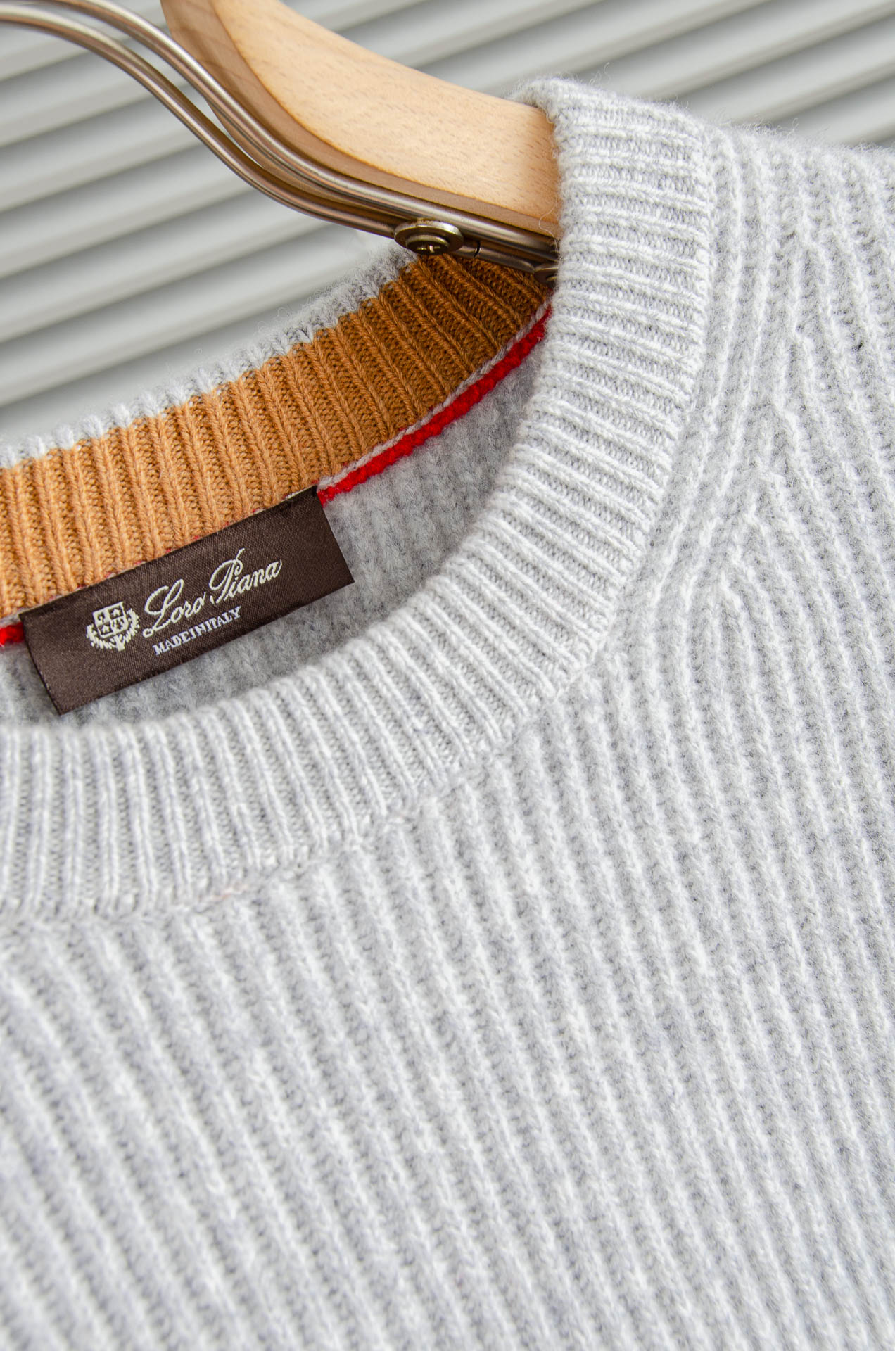 lP🆕 🇮🇹2025经典简约羊毛衫#经典羊毛衣，它以其卓越的品质和精湛的工艺，成为了众多时尚爱好者的心头