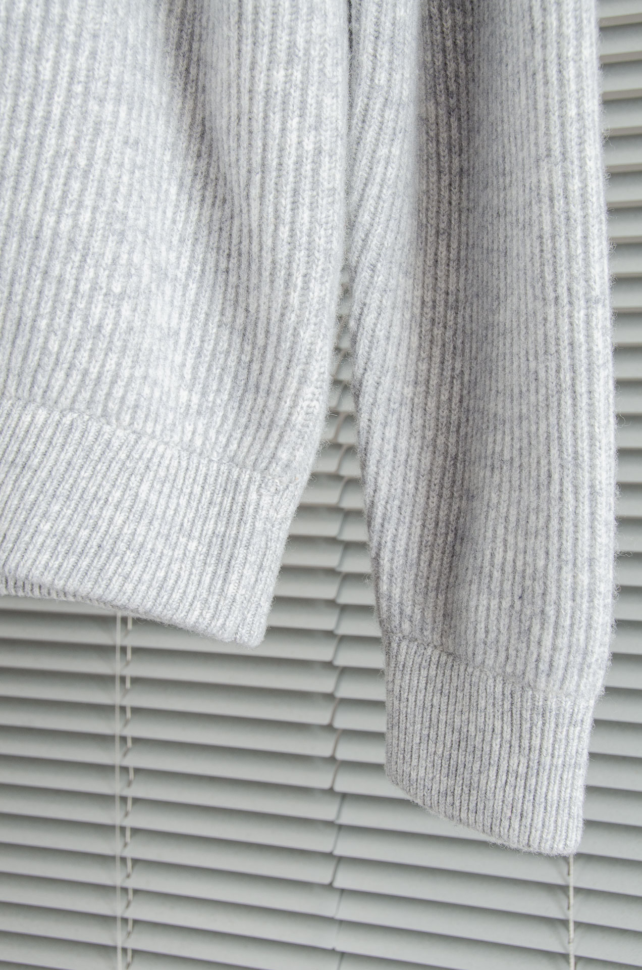 lP🆕 🇮🇹2025经典简约羊毛衫#经典羊毛衣，它以其卓越的品质和精湛的工艺，成为了众多时尚爱好者的心头