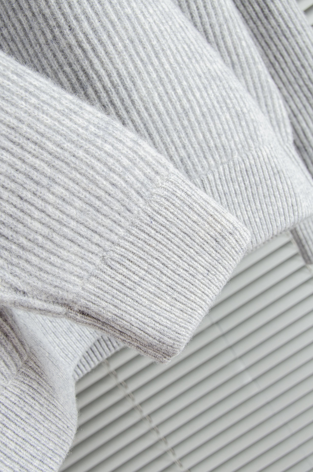 lP🆕 🇮🇹2025经典简约羊毛衫#经典羊毛衣，它以其卓越的品质和精湛的工艺，成为了众多时尚爱好者的心头