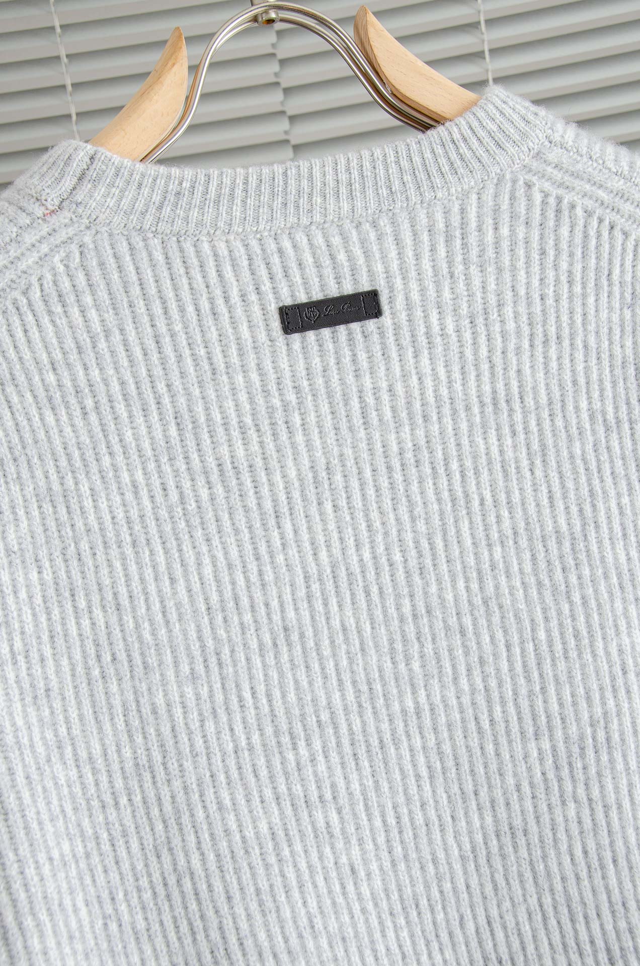 lP🆕 🇮🇹2025经典简约羊毛衫#经典羊毛衣，它以其卓越的品质和精湛的工艺，成为了众多时尚爱好者的心头