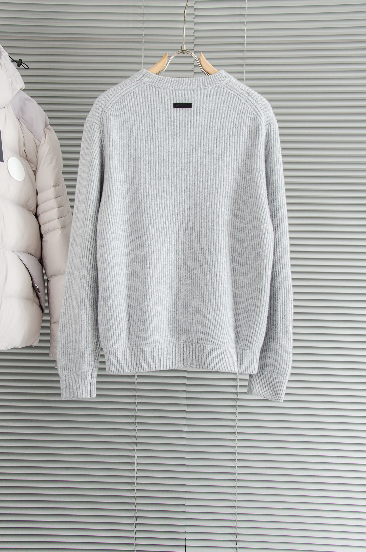 lP🆕 🇮🇹2025经典简约羊毛衫#经典羊毛衣，它以其卓越的品质和精湛的工艺，成为了众多时尚爱好者的心头